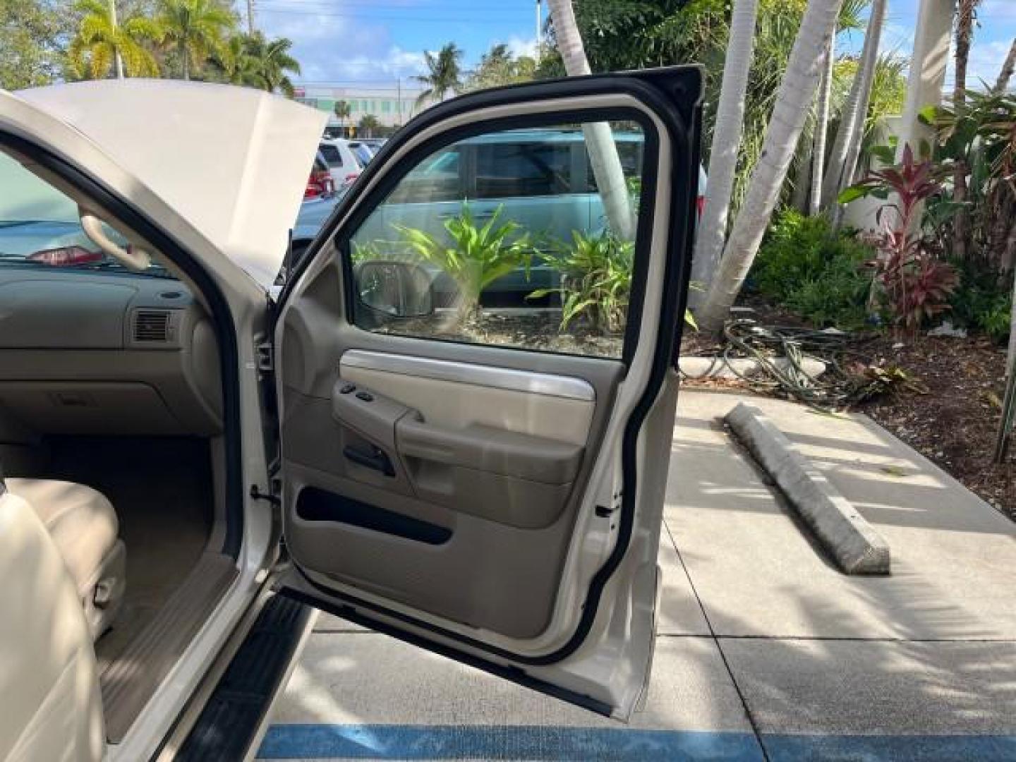 2005 Light French Silk Metallic /Midnight Grey Mercury Mountaineer Premier LOW MILES 49,983 (4M2DU66W55Z) with an 4.6L SOHC SMPI V8 Engine engine, Automatic transmission, located at 4701 North Dixie Hwy, Pompano Beach, FL, 33064, (954) 422-2889, 26.240938, -80.123474 - OUR WEBPAGE FLORIDACARS1.COM HAS OVER 100 PHOTOS AND FREE CARFAX LINK 2005 MERCURY MOUNTAINEER CONVENIENCE ROAD READY 4.6L V8 VIN: 4M2DU66W55ZJ20944 LOW MILES 49,983 4 DOOR WAGON/SPORT UTILITY NO RECALLS DVD SUNROOF 4.6L V8 F POWER LEATHER SEATS GASOLINE POWER SUNROOF/MIRRORS REAR WHEEL DRIVE 3 ROW - Photo#11