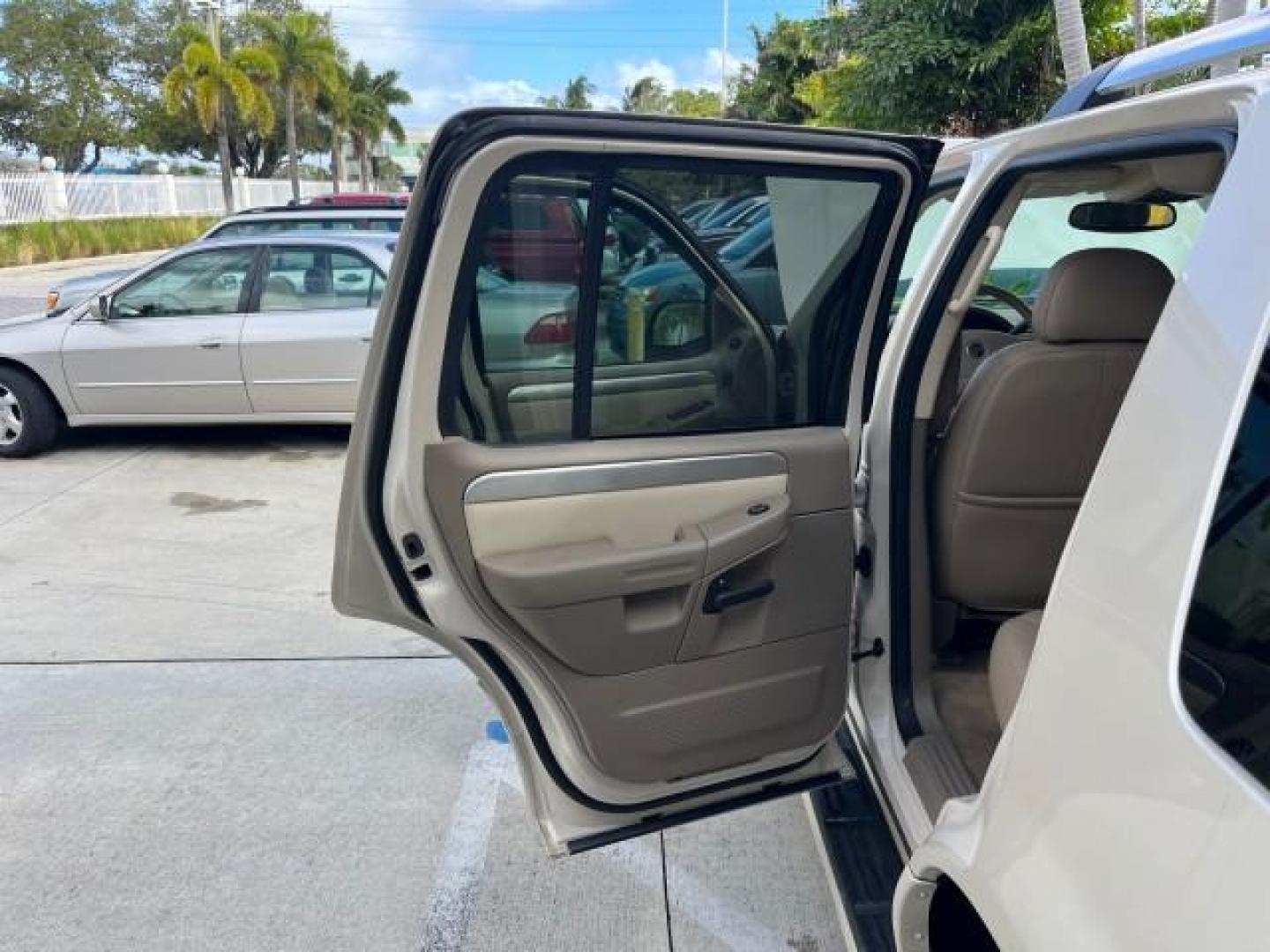 2005 Light French Silk Metallic /Midnight Grey Mercury Mountaineer Premier LOW MILES 49,983 (4M2DU66W55Z) with an 4.6L SOHC SMPI V8 Engine engine, Automatic transmission, located at 4701 North Dixie Hwy, Pompano Beach, FL, 33064, (954) 422-2889, 26.240938, -80.123474 - OUR WEBPAGE FLORIDACARS1.COM HAS OVER 100 PHOTOS AND FREE CARFAX LINK 2005 MERCURY MOUNTAINEER CONVENIENCE ROAD READY 4.6L V8 VIN: 4M2DU66W55ZJ20944 LOW MILES 49,983 4 DOOR WAGON/SPORT UTILITY NO RECALLS DVD SUNROOF 4.6L V8 F POWER LEATHER SEATS GASOLINE POWER SUNROOF/MIRRORS REAR WHEEL DRIVE 3 ROW - Photo#13