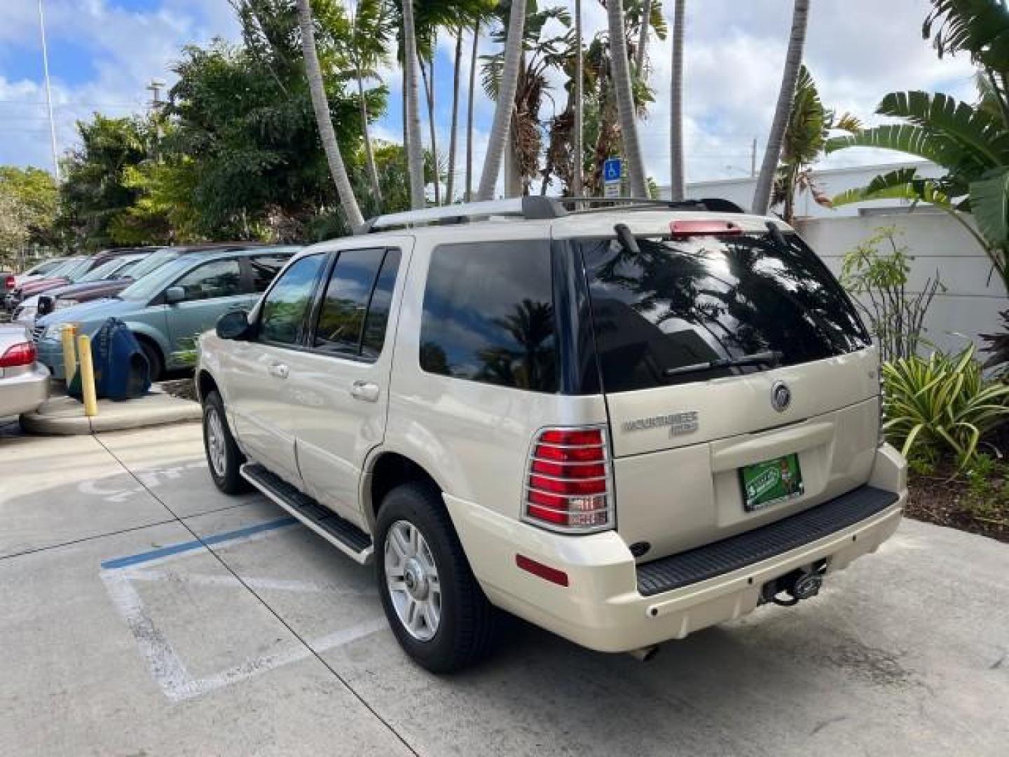 2005 Light French Silk Metallic /Midnight Grey Mercury Mountaineer Premier LOW MILES 49,983 (4M2DU66W55Z) with an 4.6L SOHC SMPI V8 Engine engine, Automatic transmission, located at 4701 North Dixie Hwy, Pompano Beach, FL, 33064, (954) 422-2889, 26.240938, -80.123474 - OUR WEBPAGE FLORIDACARS1.COM HAS OVER 100 PHOTOS AND FREE CARFAX LINK 2005 MERCURY MOUNTAINEER CONVENIENCE ROAD READY 4.6L V8 VIN: 4M2DU66W55ZJ20944 LOW MILES 49,983 4 DOOR WAGON/SPORT UTILITY NO RECALLS DVD SUNROOF 4.6L V8 F POWER LEATHER SEATS GASOLINE POWER SUNROOF/MIRRORS REAR WHEEL DRIVE 3 ROW - Photo#5