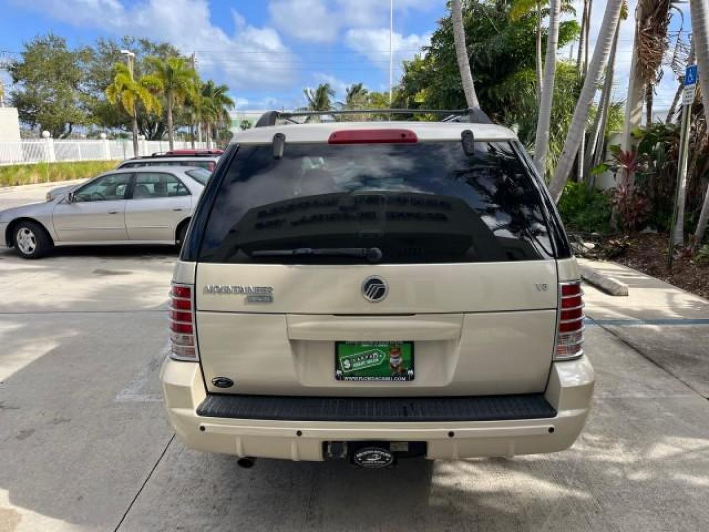 2005 Light French Silk Metallic /Midnight Grey Mercury Mountaineer Premier LOW MILES 49,983 (4M2DU66W55Z) with an 4.6L SOHC SMPI V8 Engine engine, Automatic transmission, located at 4701 North Dixie Hwy, Pompano Beach, FL, 33064, (954) 422-2889, 26.240938, -80.123474 - OUR WEBPAGE FLORIDACARS1.COM HAS OVER 100 PHOTOS AND FREE CARFAX LINK 2005 MERCURY MOUNTAINEER CONVENIENCE ROAD READY 4.6L V8 VIN: 4M2DU66W55ZJ20944 LOW MILES 49,983 4 DOOR WAGON/SPORT UTILITY NO RECALLS DVD SUNROOF 4.6L V8 F POWER LEATHER SEATS GASOLINE POWER SUNROOF/MIRRORS REAR WHEEL DRIVE 3 ROW - Photo#6