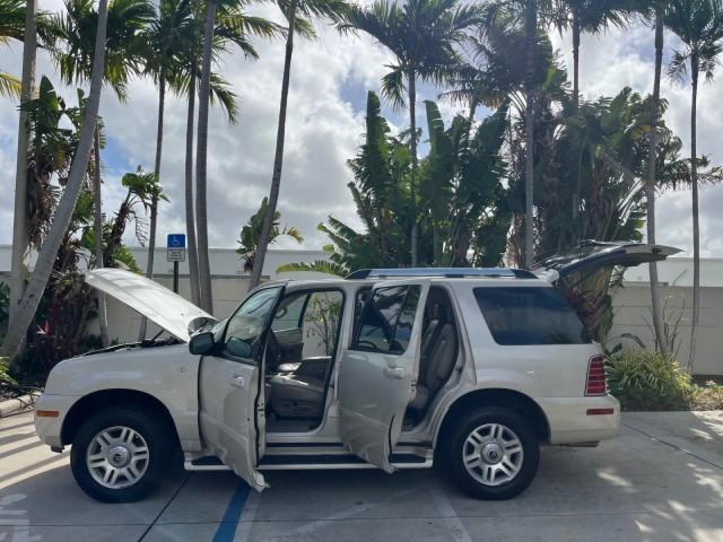 2005 Light French Silk Metallic /Midnight Grey Mercury Mountaineer Premier LOW MILES 49,983 (4M2DU66W55Z) with an 4.6L SOHC SMPI V8 Engine engine, Automatic transmission, located at 4701 North Dixie Hwy, Pompano Beach, FL, 33064, (954) 422-2889, 26.240938, -80.123474 - OUR WEBPAGE FLORIDACARS1.COM HAS OVER 100 PHOTOS AND FREE CARFAX LINK 2005 MERCURY MOUNTAINEER CONVENIENCE ROAD READY 4.6L V8 VIN: 4M2DU66W55ZJ20944 LOW MILES 49,983 4 DOOR WAGON/SPORT UTILITY NO RECALLS DVD SUNROOF 4.6L V8 F POWER LEATHER SEATS GASOLINE POWER SUNROOF/MIRRORS REAR WHEEL DRIVE 3 ROW - Photo#8