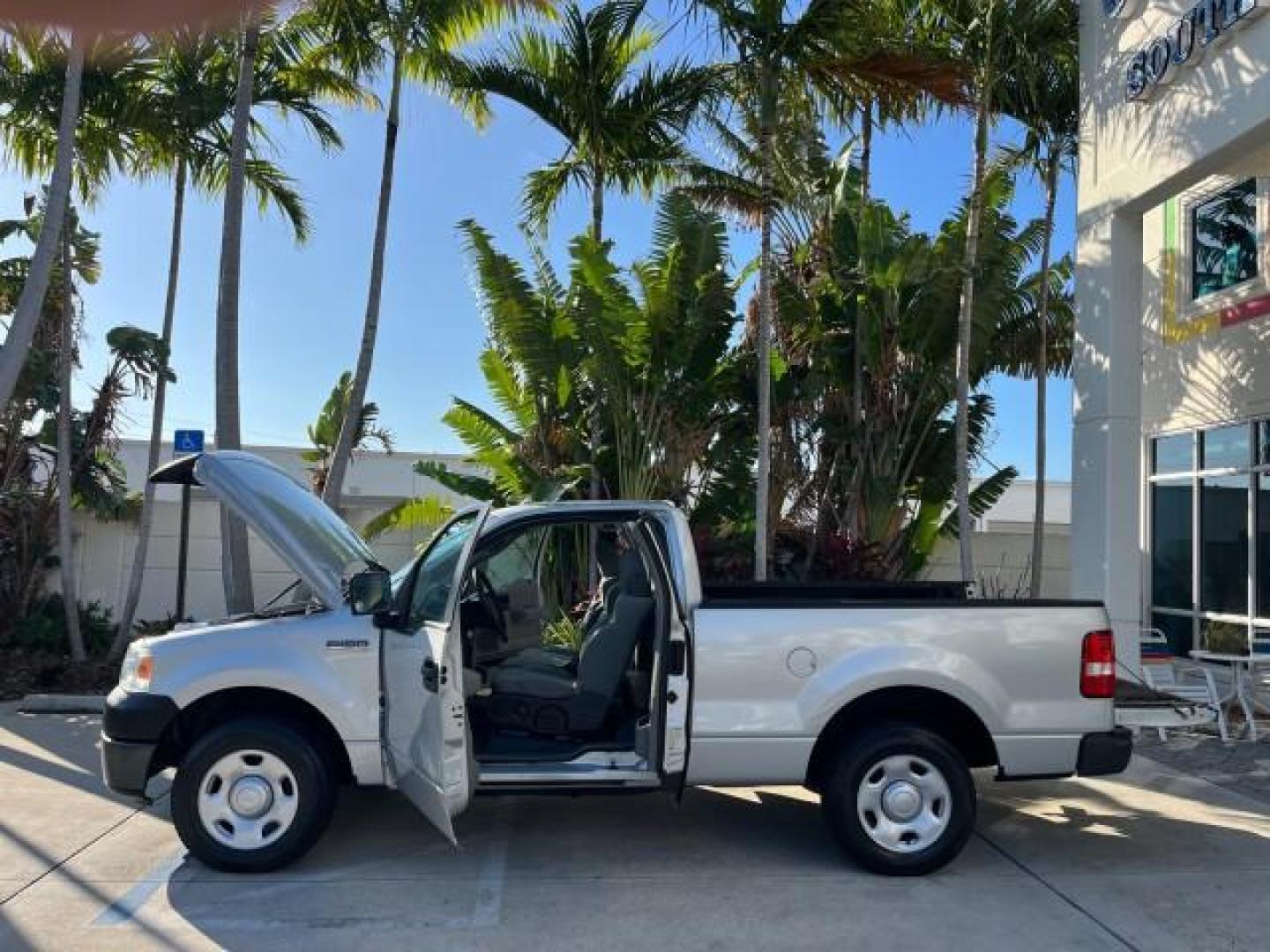 2007 Silver Metallic /Flint Ford F-150 XL LOW MILES 64,614 (1FTRF12257K) with an 4.2L EFI V6 Engine engine, Automatic transmission, located at 4701 North Dixie Hwy, Pompano Beach, FL, 33064, (954) 422-2889, 26.240938, -80.123474 - OUR WEBPAGE FLORIDACARS1.COM HAS OVER 100 PHOTOS AND FREE CARFAX LINK 2007 FORD F-150 XL ROAD READY WORK READY VIN: 1FTRF12257KB67107 FLORIDA OWNER PICKUP LOW MILES 64,614 4.2L V6 F POWER MIRRORS GASOLINE 25 SERVICE RECORDS REAR WHEEL DRIVE 6.6 FT BED LENGTH Anti-Theft System Electronic Braking Syst - Photo#8