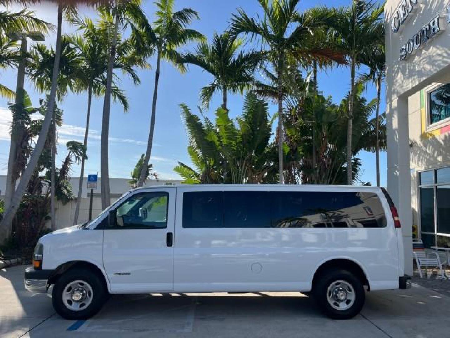 2003 Summit White /Neutral Chevrolet Express Passenger 15 LOW MILES 69,483 (1GAHG39U731) with an 6.0L Vortec 6000 V8 SFI Engine engine, Automatic transmission, located at 4701 North Dixie Hwy, Pompano Beach, FL, 33064, (954) 422-2889, 26.240938, -80.123474 - OUR WEBPAGE FLORIDACARS1.COM HAS OVER 100 PHOTOS AND FREE CARFAX LINK 2003 CHEVROLET EXPRESS 3500 ROAD READY WORK READY VIN: 1GAHG39U731131035 NO RECALLS 6.0L V8 VAN FLORIDA OWNER 6.0L V8 F LOW MILES 69,483 GASOLINE 15 PASSENGER REAR WHEEL DRIVE POWER MIRRORS Front Bucket Seats RWD Rear Air Conditio - Photo#4