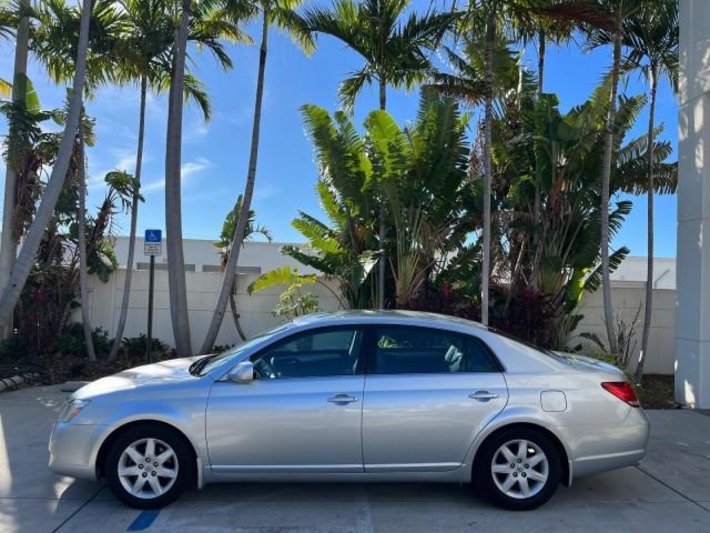 2007 Titanium Metallic /Lt Gray Toyota Avalon 1 FL XL LOW MILES 86,132 (4T1BK36B77U) with an 3.5L DOHC EFI 24-Valve V6 Engine engine, Automatic transmission, located at 4701 North Dixie Hwy, Pompano Beach, FL, 33064, (954) 422-2889, 26.240938, -80.123474 - OUR WEBPAGE FLORIDACARS1.COM HAS OVER 100 PHOTOS AND FREE CARFAX LINK 2007 TOYOTA AVALON XL ROAD READY 3.5L V6 XL VIN: 4T1BK36B77U169704 NO ACCIDENTS NO RECALLS SEDAN 4 DR 1 OWNER FLORIDA DUAL AC 3.5L V6 F DOHC 24V LOW MILES 86,132 28 MPG GASOLINE POWER LEATHER SEATS FRONT WHEEL DRIVE 26 SERVICE REC - Photo#4