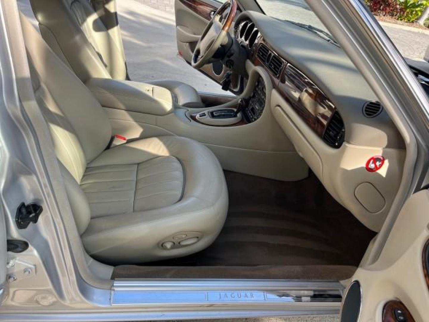 2001 Platinum Silver /Oatmeal Jaguar XJ 4.0 V8 LOW MILES 74,241 (SAJDA14C61L) with an 4.0L DOHC SPFI 32-Valve Aluminum Alloy V8 Engine engine, Automatic transmission, located at 4701 North Dixie Hwy, Pompano Beach, FL, 33064, (954) 422-2889, 26.240938, -80.123474 - OUR WEBPAGE FLORIDACARS1.COM HAS OVER 100 PHOTOS AND FREE CARFAX LINK 2001 JAGUAR XJ-SERIES XJ8 NEW $56,855 ROAD READY 4.0L V8 VIN: SAJDA14C61LF39784 1 OWNER POWER SUNROOF SEDAN 4 DR POWER LEATHER SEATS 4.0L V8 F DOHC 32V PARKING SENSORS GASOLINE NO ACCIDENTS NO RECALLS REAR WHEEL DRIVE 47 SERVICE R - Photo#12