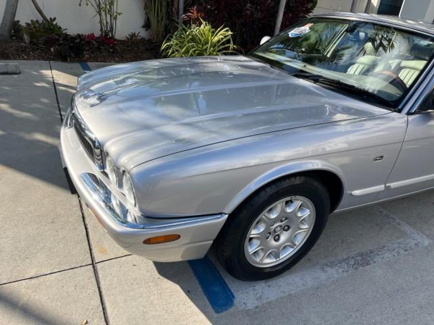 2001 Platinum Silver /Oatmeal Jaguar XJ 4.0 V8 LOW MILES 74,241 (SAJDA14C61L) with an 4.0L DOHC SPFI 32-Valve Aluminum Alloy V8 Engine engine, Automatic transmission, located at 4701 North Dixie Hwy, Pompano Beach, FL, 33064, (954) 422-2889, 26.240938, -80.123474 - OUR WEBPAGE FLORIDACARS1.COM HAS OVER 100 PHOTOS AND FREE CARFAX LINK 2001 JAGUAR XJ-SERIES XJ8 NEW $56,855 ROAD READY 4.0L V8 VIN: SAJDA14C61LF39784 1 OWNER POWER SUNROOF SEDAN 4 DR POWER LEATHER SEATS 4.0L V8 F DOHC 32V PARKING SENSORS GASOLINE NO ACCIDENTS NO RECALLS REAR WHEEL DRIVE 47 SERVICE R - Photo#91