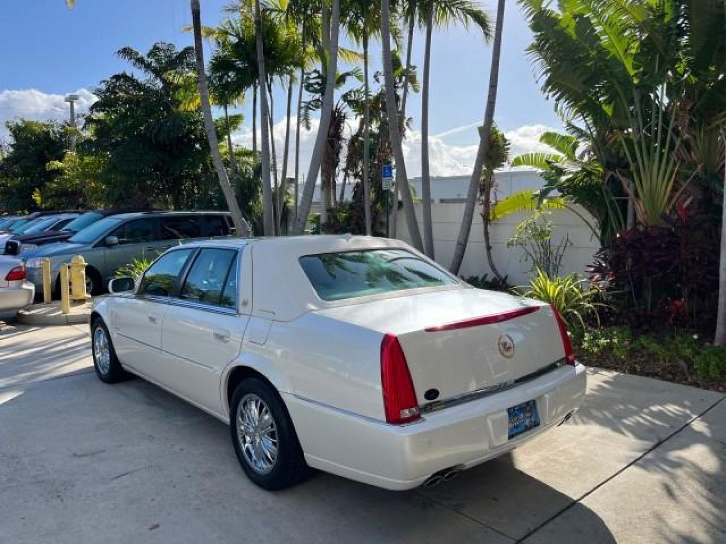 2009 Gold Mist /Light Linen Cadillac DTS LOW MILES 30,710 SUNROOF (1G6KD57Y59U) with an Northstar 4.6L DOHC V8 Engine engine, Automatic transmission, located at 4701 North Dixie Hwy, Pompano Beach, FL, 33064, (954) 422-2889, 26.240938, -80.123474 - OUR WEBPAGE FLORIDACARS1.COM HAS OVER 100 PHOTOS AND FREE CARFAX LINK 2009 CADILLAC DTS BEAUTIFUL CUSTOM COACH ROOF WITH MOLDINGS $5000 ROAD READY 4.6L V8 VIN: 1G6KD57Y59U130094 NO RECALLS SEDAN 4 DR LOW MILES 30,710 4.6L V8 F DOHC 32V PARKING SENSORS POWER SUNROOF GASOLINE ONE OWNER POWER LEATHER S - Photo#5