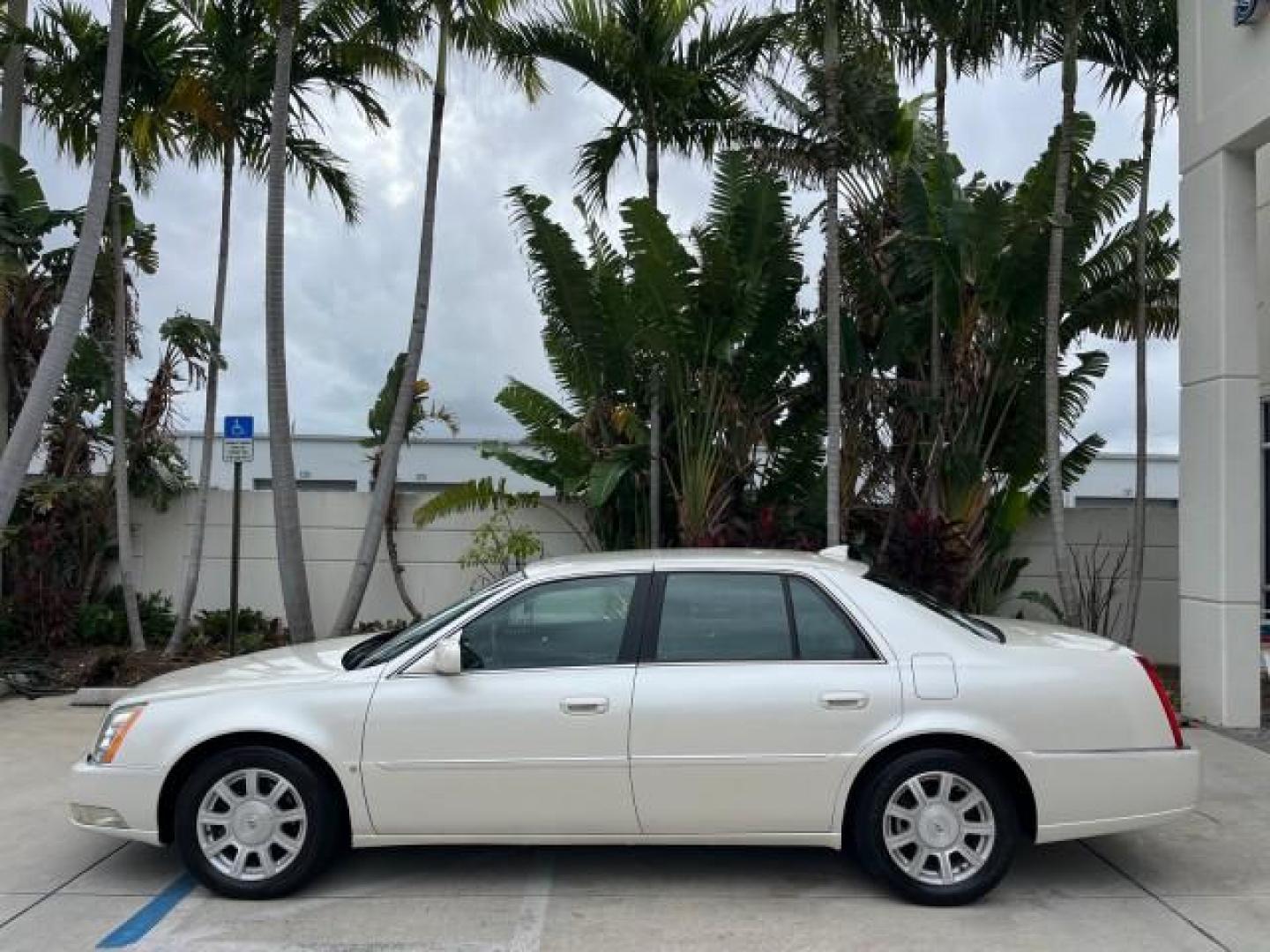 2010 White Diamond Tricoat /Ebony Cadillac DTS VERY LOW MILES 24,026 (1G6KA5EY1AU) with an Northstar 4.6L DOHC V8 Engine engine, Automatic transmission, located at 4701 North Dixie Hwy, Pompano Beach, FL, 33064, (954) 422-2889, 26.240938, -80.123474 - OUR WEBPAGE FLORIDACARS1.COM HAS OVER 100 PHOTOS AND FREE CARFAX LINK 2010 CADILLAC DTS 4.6L V8 NEW $49,245 ROAD READY 4.6L V8 VIN: 1G6KA5EY1AU108528 NO ACCIDENTS SEDAN 4 DR NO RECALLS DUAL AC 4.6L V8 F DOHC 32V POWER LEATHER SEATS GASOLINE SUPER LOW MILES 24,026 FRONT WHEEL DRIVE 30 SERVICE RECORDS - Photo#4