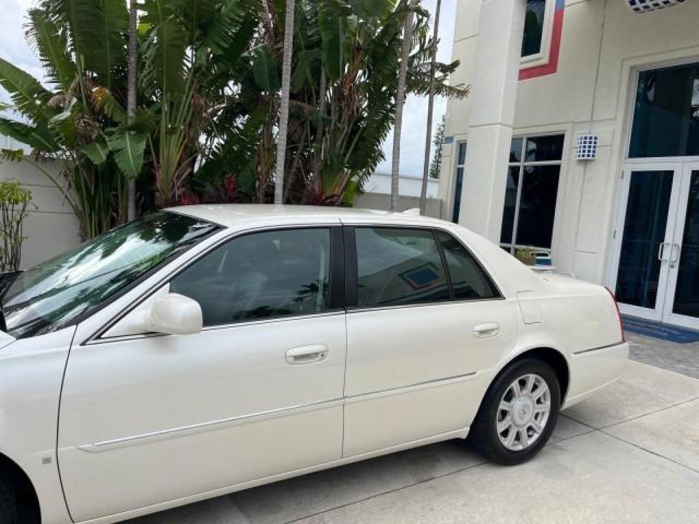 2010 White Diamond Tricoat /Ebony Cadillac DTS VERY LOW MILES 24,026 (1G6KA5EY1AU) with an Northstar 4.6L DOHC V8 Engine engine, Automatic transmission, located at 4701 North Dixie Hwy, Pompano Beach, FL, 33064, (954) 422-2889, 26.240938, -80.123474 - OUR WEBPAGE FLORIDACARS1.COM HAS OVER 100 PHOTOS AND FREE CARFAX LINK 2010 CADILLAC DTS 4.6L V8 NEW $49,245 ROAD READY 4.6L V8 VIN: 1G6KA5EY1AU108528 NO ACCIDENTS SEDAN 4 DR NO RECALLS DUAL AC 4.6L V8 F DOHC 32V POWER LEATHER SEATS GASOLINE SUPER LOW MILES 24,026 FRONT WHEEL DRIVE 30 SERVICE RECORDS - Photo#82