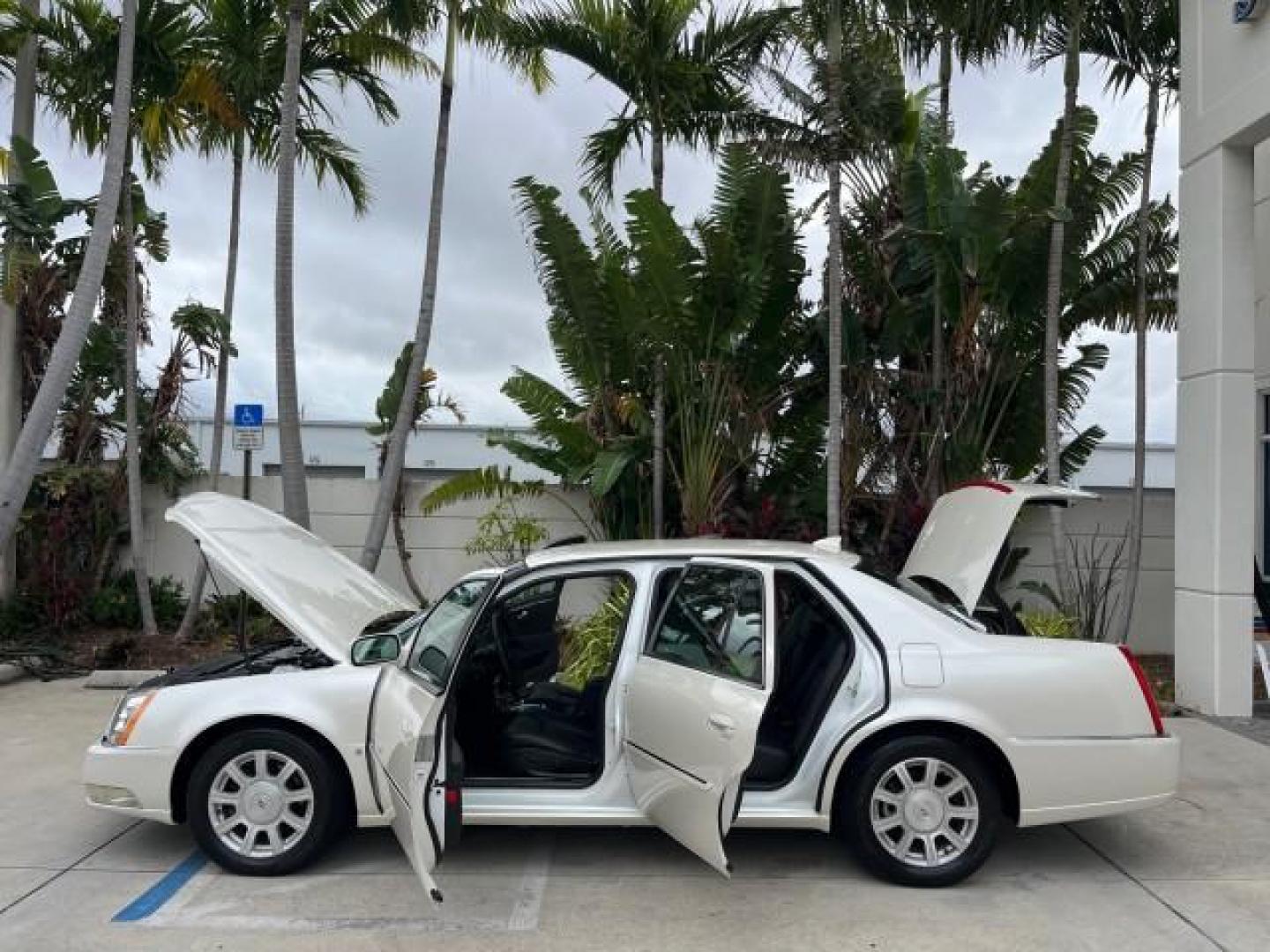 2010 White Diamond Tricoat /Ebony Cadillac DTS VERY LOW MILES 24,026 (1G6KA5EY1AU) with an Northstar 4.6L DOHC V8 Engine engine, Automatic transmission, located at 4701 North Dixie Hwy, Pompano Beach, FL, 33064, (954) 422-2889, 26.240938, -80.123474 - OUR WEBPAGE FLORIDACARS1.COM HAS OVER 100 PHOTOS AND FREE CARFAX LINK 2010 CADILLAC DTS 4.6L V8 NEW $49,245 ROAD READY 4.6L V8 VIN: 1G6KA5EY1AU108528 NO ACCIDENTS SEDAN 4 DR NO RECALLS DUAL AC 4.6L V8 F DOHC 32V POWER LEATHER SEATS GASOLINE SUPER LOW MILES 24,026 FRONT WHEEL DRIVE 30 SERVICE RECORDS - Photo#8