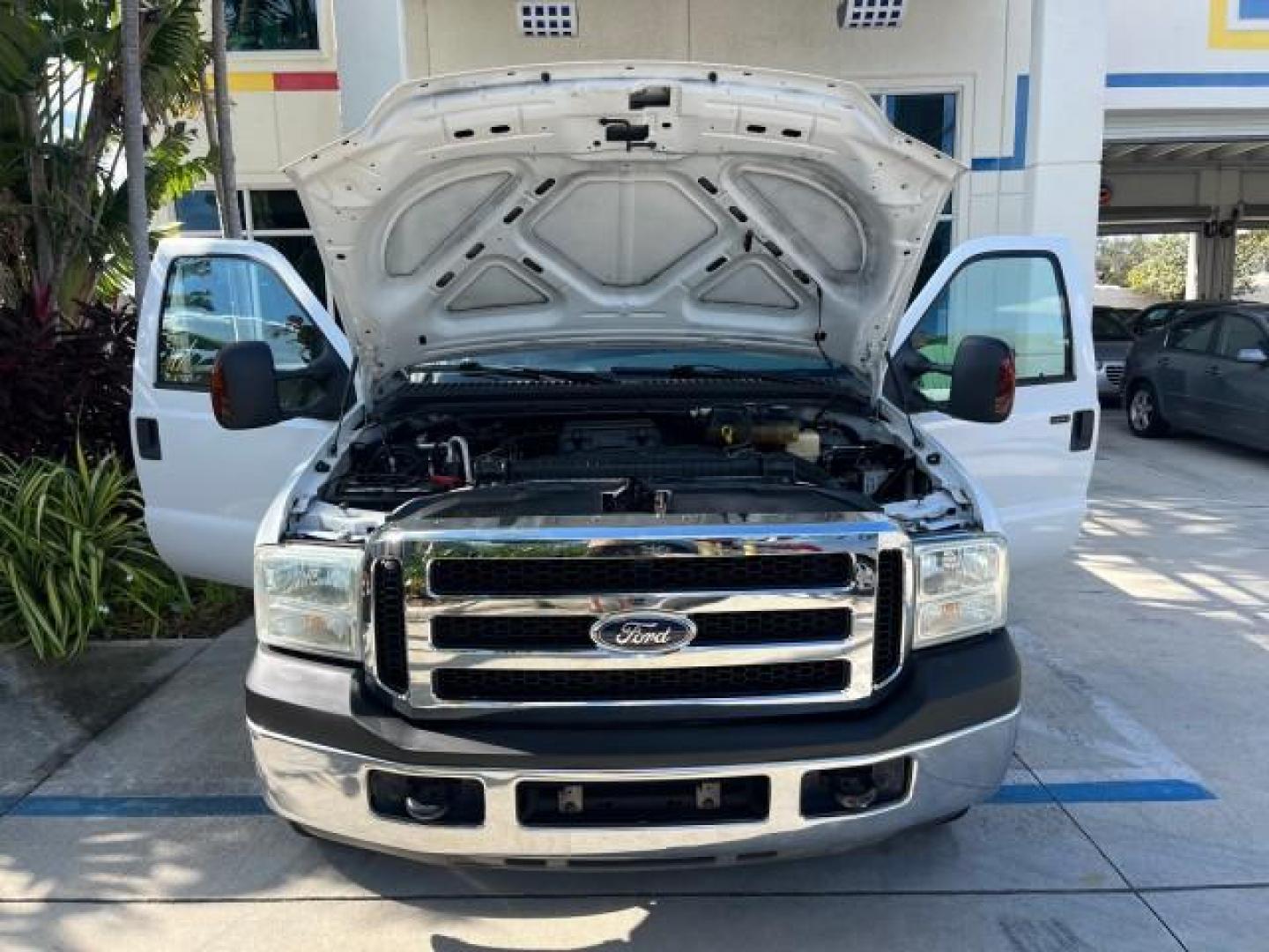 2007 Oxford White /Medium Flint Ford Super Duty F-350 UTILITY BED LOW MILES 76,272 (1FDWX34587E) with an 5.4L 24-Valve SOHC EFI Triton V8 Engine engine, Automatic transmission, located at 4701 North Dixie Hwy, Pompano Beach, FL, 33064, (954) 422-2889, 26.240938, -80.123474 - OUR WEBPAGE FLORIDACARS1.COM HAS OVER 100 PHOTOS AND FREE CARFAX LINK 2007 FORD F350 SRW SUPER DUTY ROAD READY WORK READY VIN: 1FDWX34587EB17122 NO ACCIDENTS NO RECALLS 4 DOOR EXTENDED CAB/CHASSIS UTILITY BOX LOW MILES 76,272 5.4L V8 F SOHC NO RECALLS 5.4L V8 GASOLINE POWER SEATS/MIRRORS REAR WHEEL - Photo#15