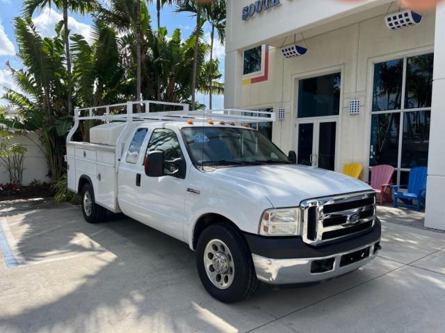 2007 Oxford White /Medium Flint Ford Super Duty F-350 UTILITY BED LOW MILES 76,272 (1FDWX34587E) with an 5.4L 24-Valve SOHC EFI Triton V8 Engine engine, Automatic transmission, located at 4701 North Dixie Hwy, Pompano Beach, FL, 33064, (954) 422-2889, 26.240938, -80.123474 - OUR WEBPAGE FLORIDACARS1.COM HAS OVER 100 PHOTOS AND FREE CARFAX LINK 2007 FORD F350 SRW SUPER DUTY ROAD READY WORK READY VIN: 1FDWX34587EB17122 NO ACCIDENTS NO RECALLS 4 DOOR EXTENDED CAB/CHASSIS UTILITY BOX LOW MILES 76,272 5.4L V8 F SOHC NO RECALLS 5.4L V8 GASOLINE POWER SEATS/MIRRORS REAR WHEEL - Photo#1