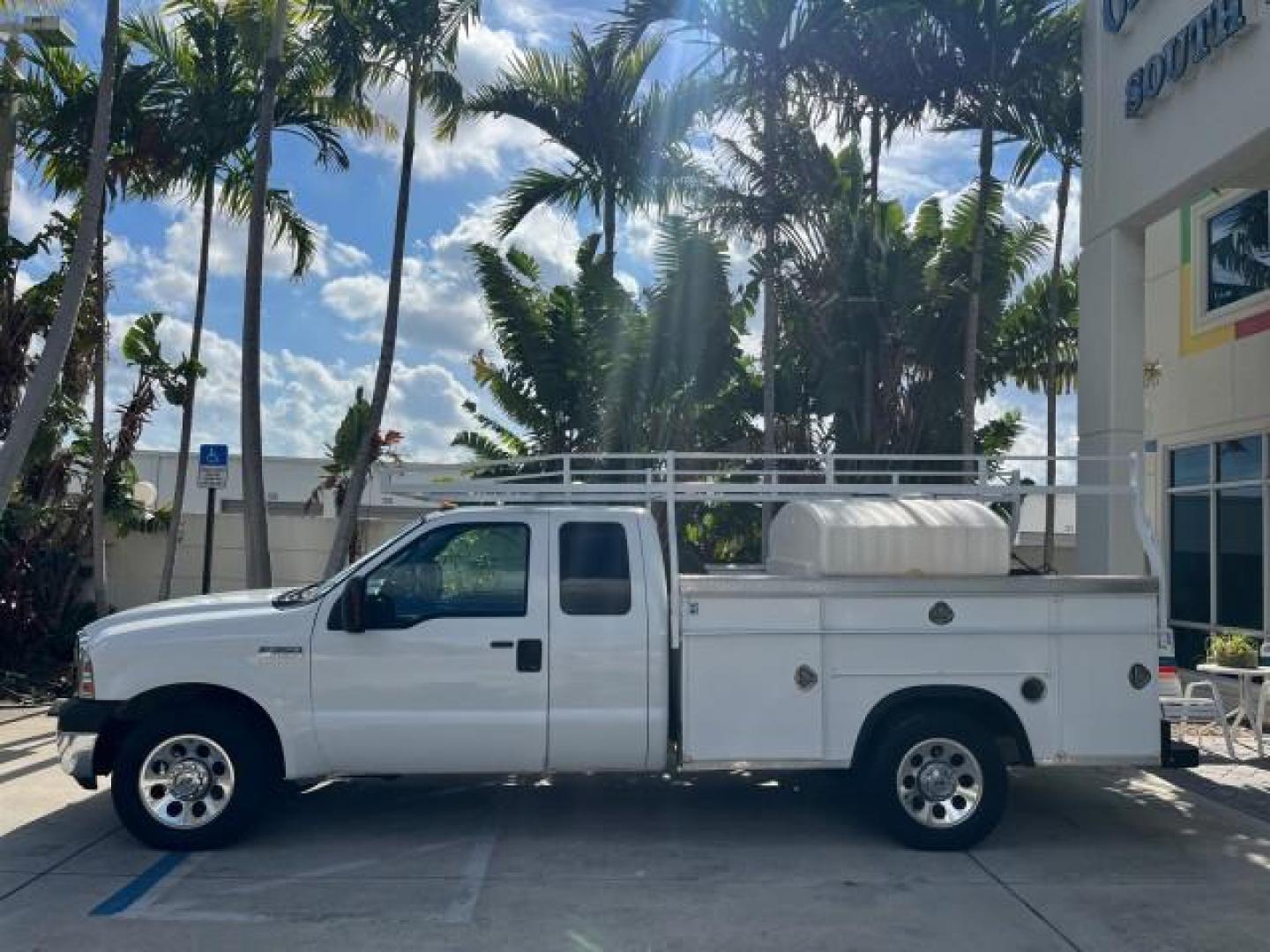 2007 Oxford White /Medium Flint Ford Super Duty F-350 UTILITY BED LOW MILES 76,272 (1FDWX34587E) with an 5.4L 24-Valve SOHC EFI Triton V8 Engine engine, Automatic transmission, located at 4701 North Dixie Hwy, Pompano Beach, FL, 33064, (954) 422-2889, 26.240938, -80.123474 - OUR WEBPAGE FLORIDACARS1.COM HAS OVER 100 PHOTOS AND FREE CARFAX LINK 2007 FORD F350 SRW SUPER DUTY ROAD READY WORK READY VIN: 1FDWX34587EB17122 NO ACCIDENTS NO RECALLS 4 DOOR EXTENDED CAB/CHASSIS UTILITY BOX LOW MILES 76,272 5.4L V8 F SOHC NO RECALLS 5.4L V8 GASOLINE POWER SEATS/MIRRORS REAR WHEEL - Photo#4