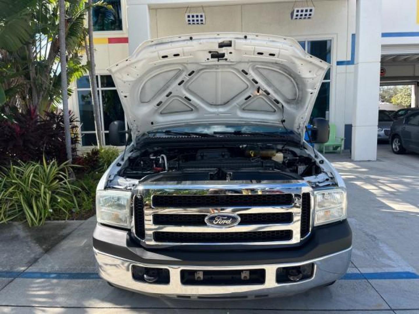 2007 Oxford White /Medium Flint Ford Super Duty F-350 UTILITY BED LOW MILES 76,272 (1FDWX34587E) with an 5.4L 24-Valve SOHC EFI Triton V8 Engine engine, Automatic transmission, located at 4701 North Dixie Hwy, Pompano Beach, FL, 33064, (954) 422-2889, 26.240938, -80.123474 - OUR WEBPAGE FLORIDACARS1.COM HAS OVER 100 PHOTOS AND FREE CARFAX LINK 2007 FORD F350 SRW SUPER DUTY ROAD READY WORK READY VIN: 1FDWX34587EB17122 NO ACCIDENTS NO RECALLS 4 DOOR EXTENDED CAB/CHASSIS UTILITY BOX LOW MILES 76,272 5.4L V8 F SOHC NO RECALLS 5.4L V8 GASOLINE POWER SEATS/MIRRORS REAR WHEEL - Photo#56