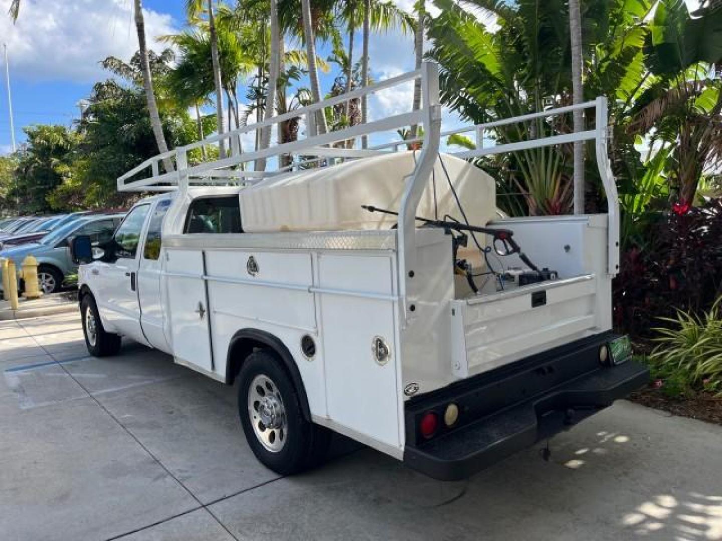 2007 Oxford White /Medium Flint Ford Super Duty F-350 UTILITY BED LOW MILES 76,272 (1FDWX34587E) with an 5.4L 24-Valve SOHC EFI Triton V8 Engine engine, Automatic transmission, located at 4701 North Dixie Hwy, Pompano Beach, FL, 33064, (954) 422-2889, 26.240938, -80.123474 - OUR WEBPAGE FLORIDACARS1.COM HAS OVER 100 PHOTOS AND FREE CARFAX LINK 2007 FORD F350 SRW SUPER DUTY ROAD READY WORK READY VIN: 1FDWX34587EB17122 NO ACCIDENTS NO RECALLS 4 DOOR EXTENDED CAB/CHASSIS UTILITY BOX LOW MILES 76,272 5.4L V8 F SOHC NO RECALLS 5.4L V8 GASOLINE POWER SEATS/MIRRORS REAR WHEEL - Photo#5