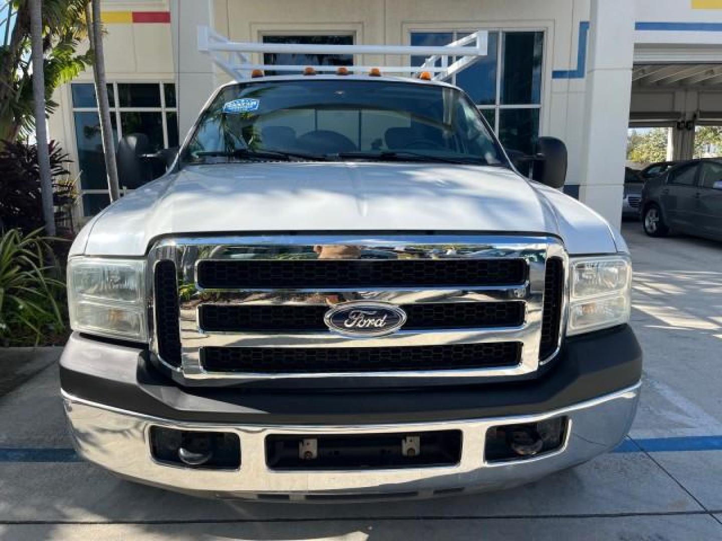 2007 Oxford White /Medium Flint Ford Super Duty F-350 UTILITY BED LOW MILES 76,272 (1FDWX34587E) with an 5.4L 24-Valve SOHC EFI Triton V8 Engine engine, Automatic transmission, located at 4701 North Dixie Hwy, Pompano Beach, FL, 33064, (954) 422-2889, 26.240938, -80.123474 - OUR WEBPAGE FLORIDACARS1.COM HAS OVER 100 PHOTOS AND FREE CARFAX LINK 2007 FORD F350 SRW SUPER DUTY ROAD READY WORK READY VIN: 1FDWX34587EB17122 NO ACCIDENTS NO RECALLS 4 DOOR EXTENDED CAB/CHASSIS UTILITY BOX LOW MILES 76,272 5.4L V8 F SOHC NO RECALLS 5.4L V8 GASOLINE POWER SEATS/MIRRORS REAR WHEEL - Photo#66