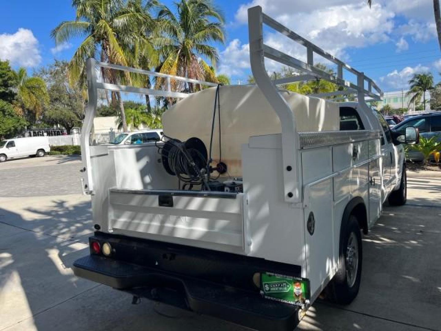 2007 Oxford White /Medium Flint Ford Super Duty F-350 UTILITY BED LOW MILES 76,272 (1FDWX34587E) with an 5.4L 24-Valve SOHC EFI Triton V8 Engine engine, Automatic transmission, located at 4701 North Dixie Hwy, Pompano Beach, FL, 33064, (954) 422-2889, 26.240938, -80.123474 - OUR WEBPAGE FLORIDACARS1.COM HAS OVER 100 PHOTOS AND FREE CARFAX LINK 2007 FORD F350 SRW SUPER DUTY ROAD READY WORK READY VIN: 1FDWX34587EB17122 NO ACCIDENTS NO RECALLS 4 DOOR EXTENDED CAB/CHASSIS UTILITY BOX LOW MILES 76,272 5.4L V8 F SOHC NO RECALLS 5.4L V8 GASOLINE POWER SEATS/MIRRORS REAR WHEEL - Photo#81