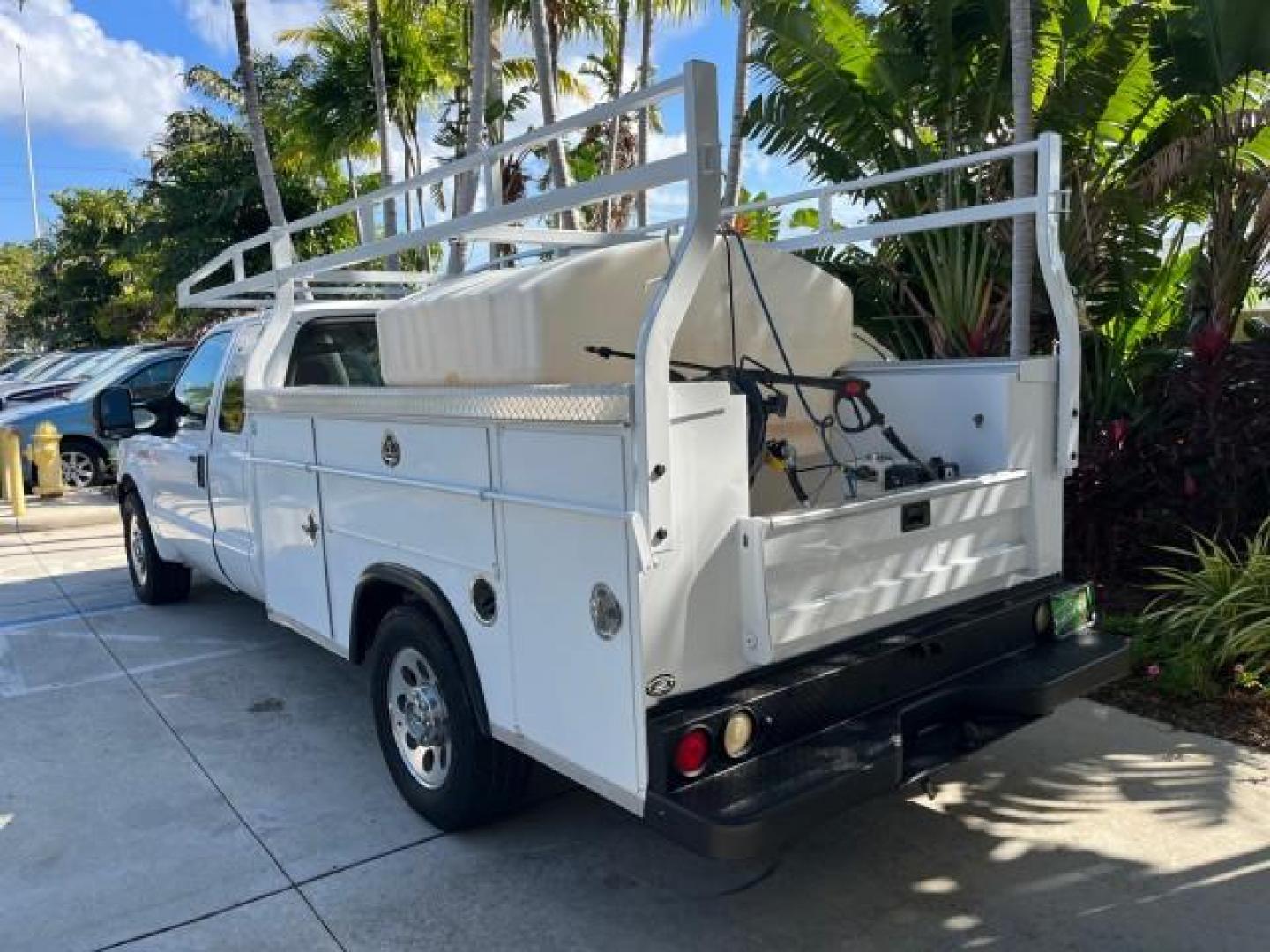 2007 Oxford White /Medium Flint Ford Super Duty F-350 UTILITY BED LOW MILES 76,272 (1FDWX34587E) with an 5.4L 24-Valve SOHC EFI Triton V8 Engine engine, Automatic transmission, located at 4701 North Dixie Hwy, Pompano Beach, FL, 33064, (954) 422-2889, 26.240938, -80.123474 - OUR WEBPAGE FLORIDACARS1.COM HAS OVER 100 PHOTOS AND FREE CARFAX LINK 2007 FORD F350 SRW SUPER DUTY ROAD READY WORK READY VIN: 1FDWX34587EB17122 NO ACCIDENTS NO RECALLS 4 DOOR EXTENDED CAB/CHASSIS UTILITY BOX LOW MILES 76,272 5.4L V8 F SOHC NO RECALLS 5.4L V8 GASOLINE POWER SEATS/MIRRORS REAR WHEEL - Photo#82