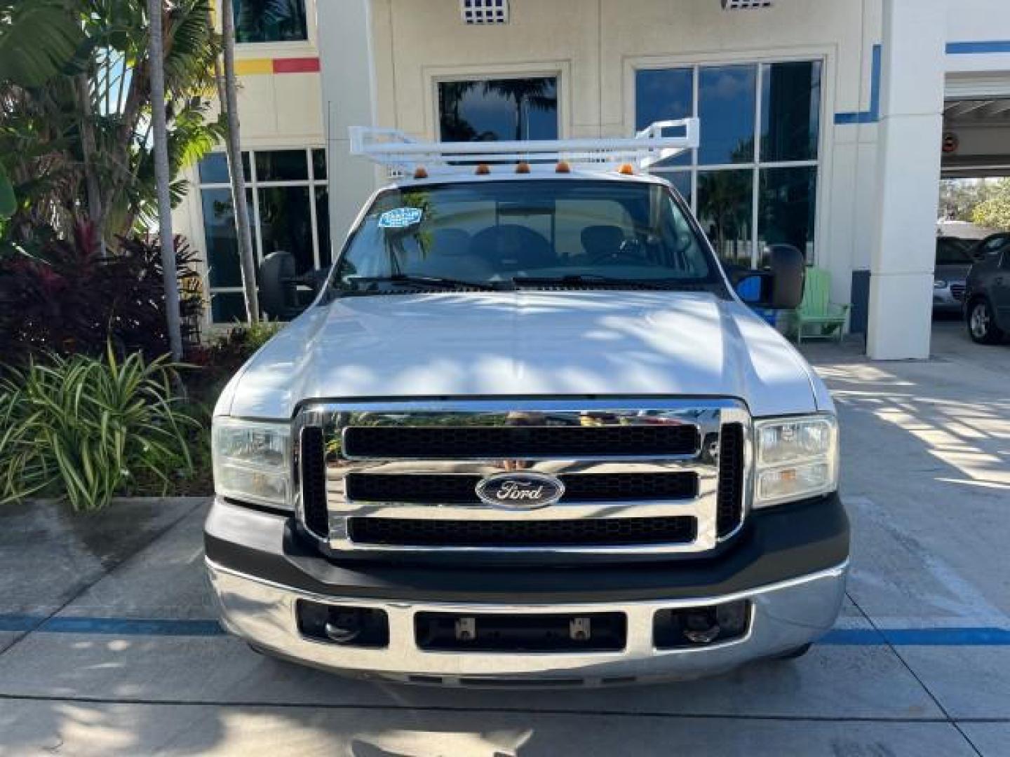 2007 Oxford White /Medium Flint Ford Super Duty F-350 UTILITY BED LOW MILES 76,272 (1FDWX34587E) with an 5.4L 24-Valve SOHC EFI Triton V8 Engine engine, Automatic transmission, located at 4701 North Dixie Hwy, Pompano Beach, FL, 33064, (954) 422-2889, 26.240938, -80.123474 - OUR WEBPAGE FLORIDACARS1.COM HAS OVER 100 PHOTOS AND FREE CARFAX LINK 2007 FORD F350 SRW SUPER DUTY ROAD READY WORK READY VIN: 1FDWX34587EB17122 NO ACCIDENTS NO RECALLS 4 DOOR EXTENDED CAB/CHASSIS UTILITY BOX LOW MILES 76,272 5.4L V8 F SOHC NO RECALLS 5.4L V8 GASOLINE POWER SEATS/MIRRORS REAR WHEEL - Photo#87