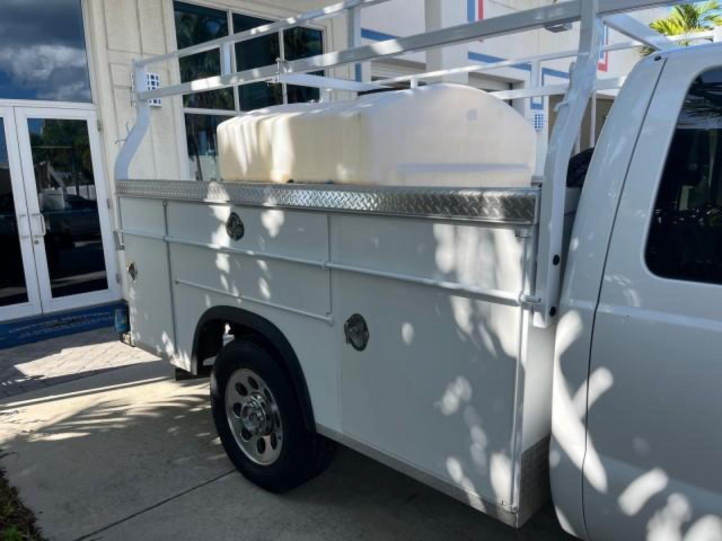 2007 Oxford White /Medium Flint Ford Super Duty F-350 UTILITY BED LOW MILES 76,272 (1FDWX34587E) with an 5.4L 24-Valve SOHC EFI Triton V8 Engine engine, Automatic transmission, located at 4701 North Dixie Hwy, Pompano Beach, FL, 33064, (954) 422-2889, 26.240938, -80.123474 - OUR WEBPAGE FLORIDACARS1.COM HAS OVER 100 PHOTOS AND FREE CARFAX LINK 2007 FORD F350 SRW SUPER DUTY ROAD READY WORK READY VIN: 1FDWX34587EB17122 NO ACCIDENTS NO RECALLS 4 DOOR EXTENDED CAB/CHASSIS UTILITY BOX LOW MILES 76,272 5.4L V8 F SOHC NO RECALLS 5.4L V8 GASOLINE POWER SEATS/MIRRORS REAR WHEEL - Photo#90