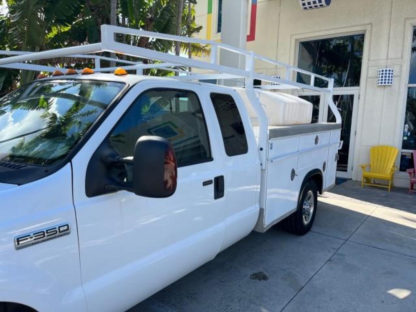 2007 Oxford White /Medium Flint Ford Super Duty F-350 UTILITY BED LOW MILES 76,272 (1FDWX34587E) with an 5.4L 24-Valve SOHC EFI Triton V8 Engine engine, Automatic transmission, located at 4701 North Dixie Hwy, Pompano Beach, FL, 33064, (954) 422-2889, 26.240938, -80.123474 - OUR WEBPAGE FLORIDACARS1.COM HAS OVER 100 PHOTOS AND FREE CARFAX LINK 2007 FORD F350 SRW SUPER DUTY ROAD READY WORK READY VIN: 1FDWX34587EB17122 NO ACCIDENTS NO RECALLS 4 DOOR EXTENDED CAB/CHASSIS UTILITY BOX LOW MILES 76,272 5.4L V8 F SOHC NO RECALLS 5.4L V8 GASOLINE POWER SEATS/MIRRORS REAR WHEEL - Photo#91