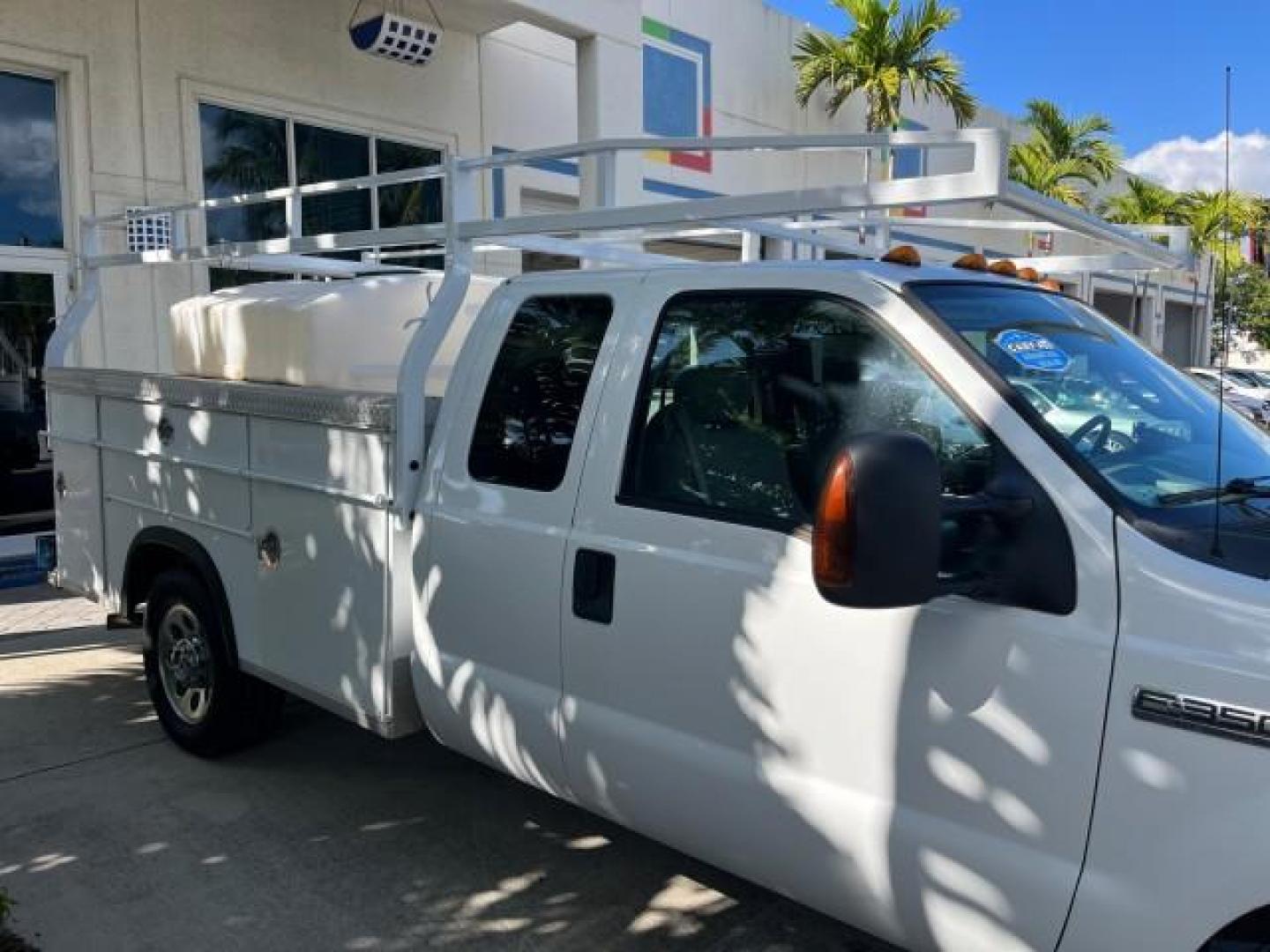 2007 Oxford White /Medium Flint Ford Super Duty F-350 UTILITY BED LOW MILES 76,272 (1FDWX34587E) with an 5.4L 24-Valve SOHC EFI Triton V8 Engine engine, Automatic transmission, located at 4701 North Dixie Hwy, Pompano Beach, FL, 33064, (954) 422-2889, 26.240938, -80.123474 - OUR WEBPAGE FLORIDACARS1.COM HAS OVER 100 PHOTOS AND FREE CARFAX LINK 2007 FORD F350 SRW SUPER DUTY ROAD READY WORK READY VIN: 1FDWX34587EB17122 NO ACCIDENTS NO RECALLS 4 DOOR EXTENDED CAB/CHASSIS UTILITY BOX LOW MILES 76,272 5.4L V8 F SOHC NO RECALLS 5.4L V8 GASOLINE POWER SEATS/MIRRORS REAR WHEEL - Photo#92