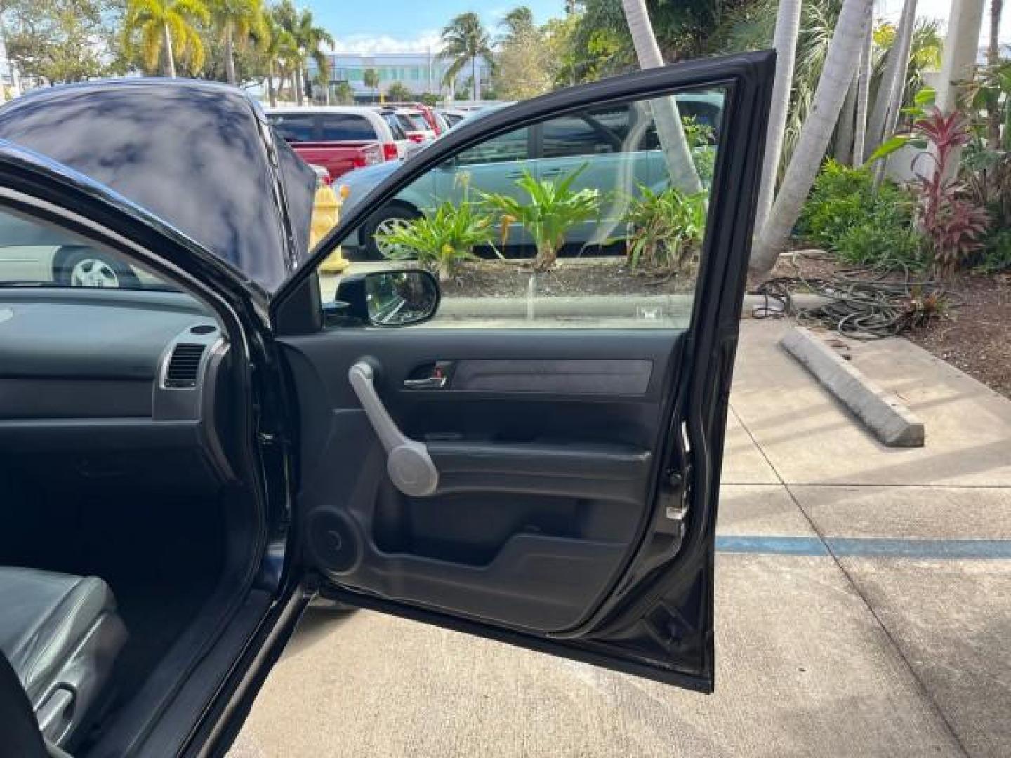 2007 Nighthawk Black Pearl /Black Honda CR-V EX-L LOW MILES 83,385 (JHLRE38727C) with an 2.4L 4-Cyl Engine engine, Automatic transmission, located at 4701 North Dixie Hwy, Pompano Beach, FL, 33064, (954) 422-2889, 26.240938, -80.123474 - OUR WEBPAGE FLORIDACARS1.COM HAS OVER 100 PHOTOS AND FREE CARFAX LINK 2007 HONDA CR-V EX-L ROAD READY 2.4L I4 VIN: JHLRE38727C041561 NO RECALLS 30 MPG 4 DOOR WAGON/SPORT UTILITY POWER SUNROOF 2.4L I4 F DOHC 16V LEATHER SEATS GASOLINE 10 SERVICE RECORDS FRONT WHEEL DRIVE LOW MILES 83,385 FLORIDA OWNE - Photo#11