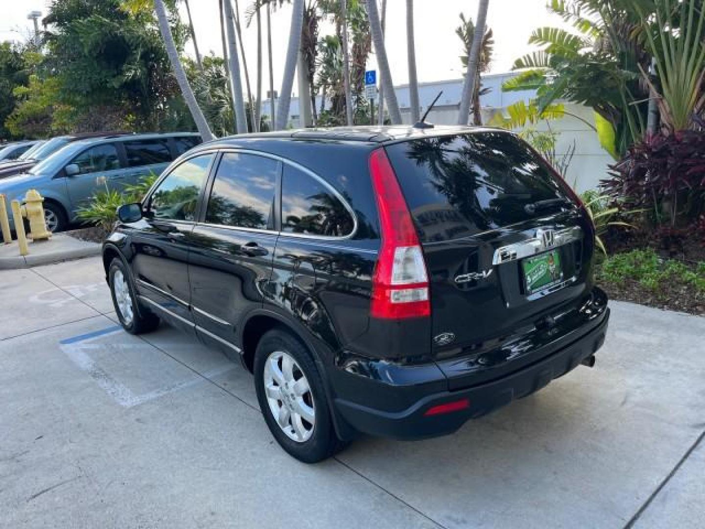 2007 Nighthawk Black Pearl /Black Honda CR-V EX-L LOW MILES 83,385 (JHLRE38727C) with an 2.4L 4-Cyl Engine engine, Automatic transmission, located at 4701 North Dixie Hwy, Pompano Beach, FL, 33064, (954) 422-2889, 26.240938, -80.123474 - OUR WEBPAGE FLORIDACARS1.COM HAS OVER 100 PHOTOS AND FREE CARFAX LINK 2007 HONDA CR-V EX-L ROAD READY 2.4L I4 VIN: JHLRE38727C041561 NO RECALLS 30 MPG 4 DOOR WAGON/SPORT UTILITY POWER SUNROOF 2.4L I4 F DOHC 16V LEATHER SEATS GASOLINE 10 SERVICE RECORDS FRONT WHEEL DRIVE LOW MILES 83,385 FLORIDA OWNE - Photo#5