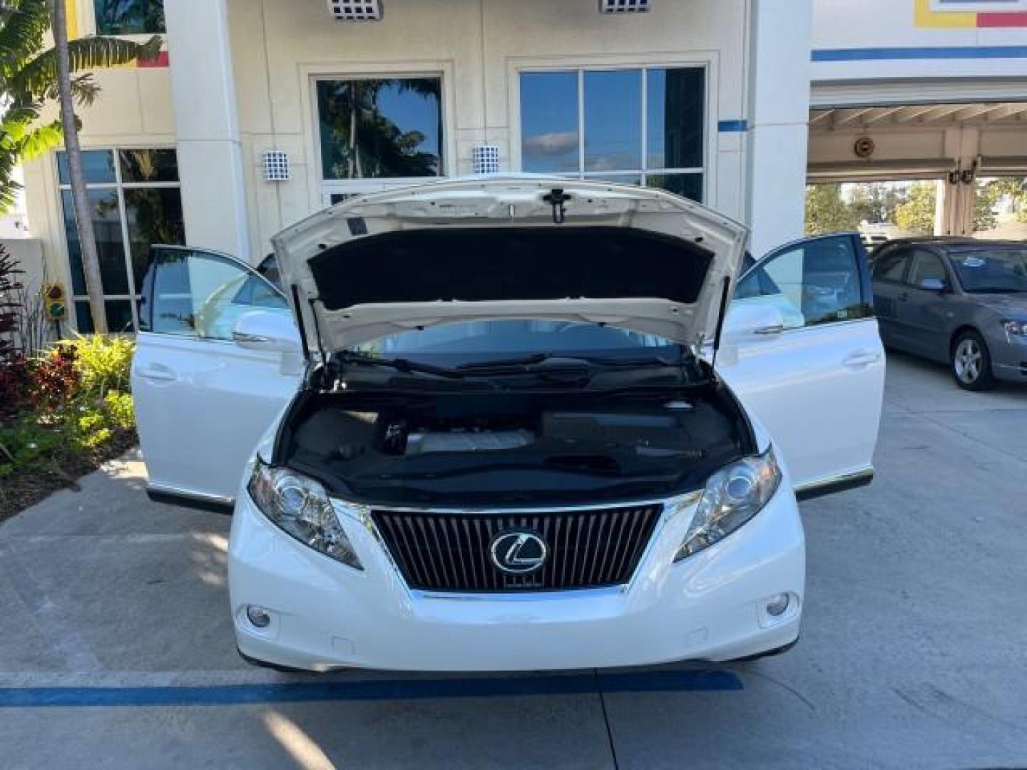 2010 Starfire Pearl /Parchment Lexus RX 350 1 FL LOW MILES 65,074 (JTJZK1BA1A2) with an 3.5L DOHC SFI 24-Valve V6 Engine engine, Automatic transmission, located at 4701 North Dixie Hwy, Pompano Beach, FL, 33064, (954) 422-2889, 26.240938, -80.123474 - OUR WEBPAGE FLORIDACARS1.COM HAS OVER 100 PHOTOS AND FREE CARFAX LINK 2010 LEXUS RX 350 ROAD READY 3.5L V6 VIN: JTJZK1BA1A2403467 NO ACCIDENTS NO RECALLS 4 DOOR WAGON/SPORT UTILITY 1 OWNER FLORIDA 25 MPG 3.5L V6 F DOHC 24V NEW $ 50,360 LOW MILES 65,077 GASOLINE BACK UP CAMERA POWER SUNROOF/LIFTGATE - Photo#16