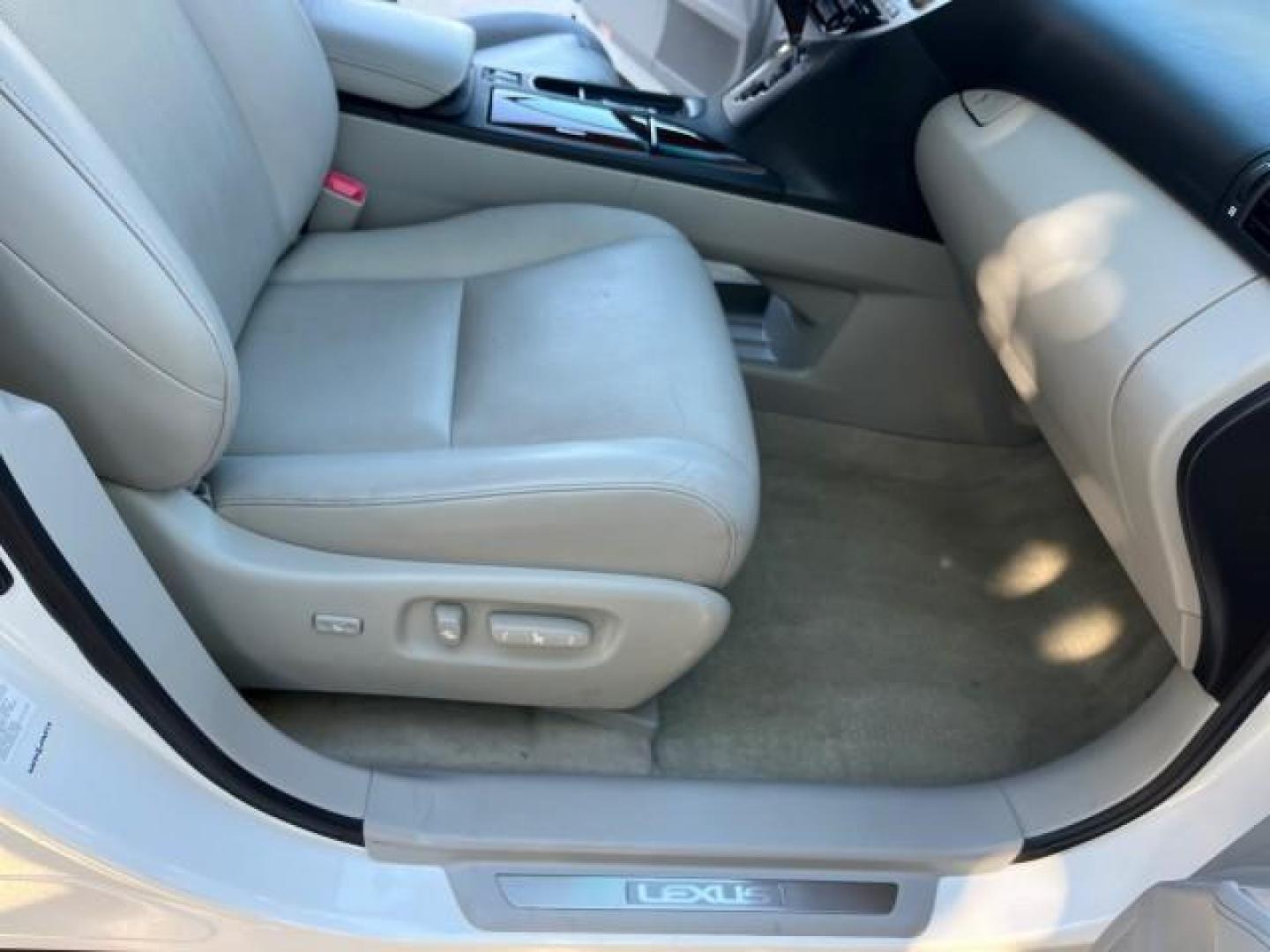 2010 Starfire Pearl /Parchment Lexus RX 350 1 FL LOW MILES 65,074 (JTJZK1BA1A2) with an 3.5L DOHC SFI 24-Valve V6 Engine engine, Automatic transmission, located at 4701 North Dixie Hwy, Pompano Beach, FL, 33064, (954) 422-2889, 26.240938, -80.123474 - OUR WEBPAGE FLORIDACARS1.COM HAS OVER 100 PHOTOS AND FREE CARFAX LINK 2010 LEXUS RX 350 ROAD READY 3.5L V6 VIN: JTJZK1BA1A2403467 NO ACCIDENTS NO RECALLS 4 DOOR WAGON/SPORT UTILITY 1 OWNER FLORIDA 25 MPG 3.5L V6 F DOHC 24V NEW $ 50,360 LOW MILES 65,077 GASOLINE BACK UP CAMERA POWER SUNROOF/LIFTGATE - Photo#25