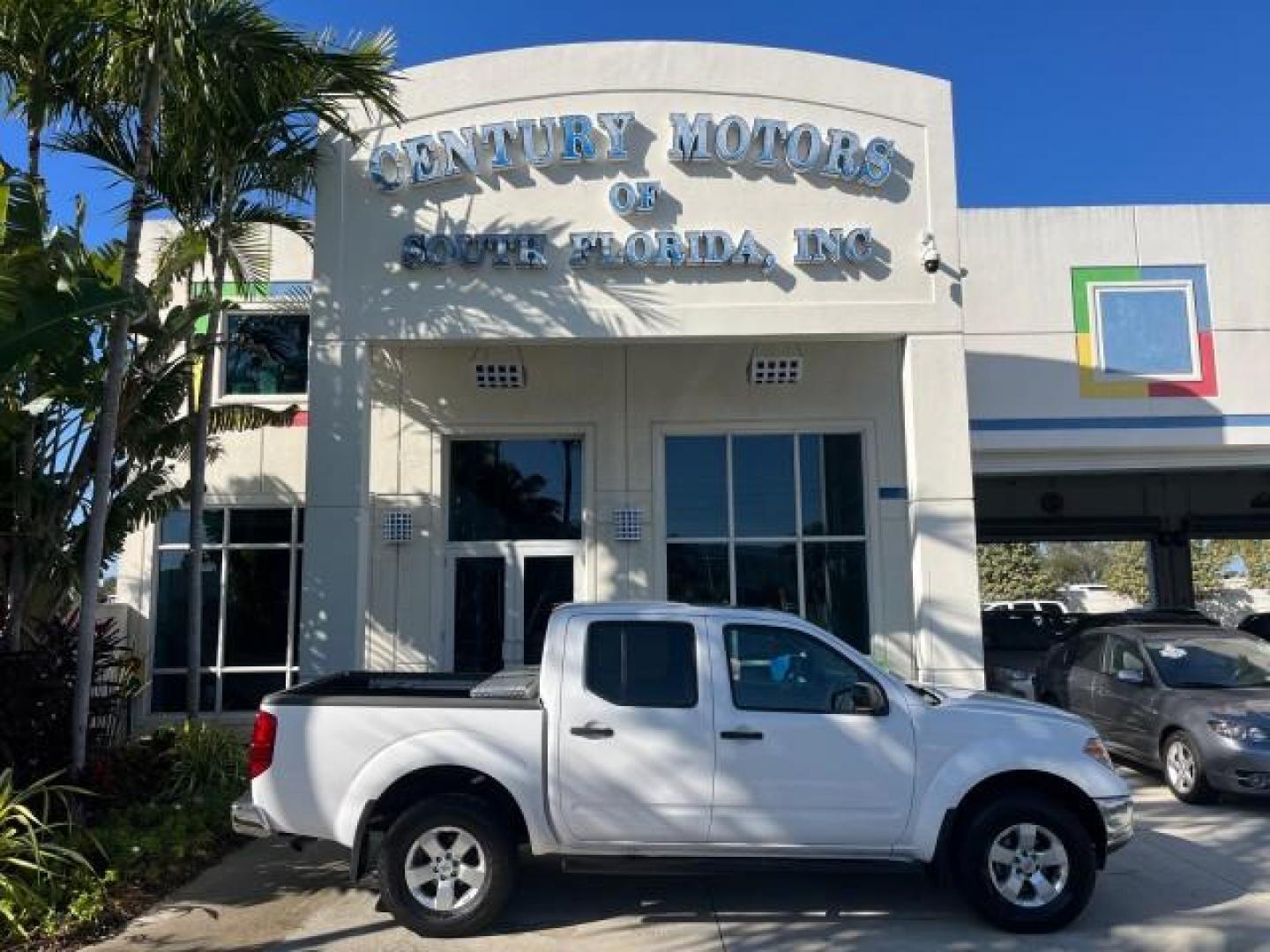 2009 Avalanche White /Graphite Nissan Frontier 4 DR SE LOW MILES 75,093 (1N6AD07U19C) with an 4.0L V6 Cylinder Engine engine, Automatic transmission, located at 4701 North Dixie Hwy, Pompano Beach, FL, 33064, (954) 422-2889, 26.240938, -80.123474 - OUR WEBPAGE FLORIDACARS1.COM HAS OVER 100 PHOTOS AND FREE CARFAX LINK 2009 NISSAN FRONTIER LE ROAD READY 4.0L V6 VIN: 1N6AD07U19C402507 FLORIDA OWNER CREW PICKUP LOW MILES 75,093 4.0L V6 F DOHC 24V POWER SUNROOF GASOLINE 16 SERVICE RECORDS REAR WHEEL DRIVE VERY CLEAN 5.0FT BED LENGHT 4X2 5.0' Bed Le - Photo#0