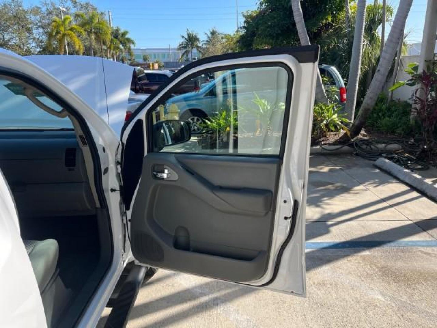 2009 Avalanche White /Graphite Nissan Frontier 4 DR SE LOW MILES 75,093 (1N6AD07U19C) with an 4.0L V6 Cylinder Engine engine, Automatic transmission, located at 4701 North Dixie Hwy, Pompano Beach, FL, 33064, (954) 422-2889, 26.240938, -80.123474 - OUR WEBPAGE FLORIDACARS1.COM HAS OVER 100 PHOTOS AND FREE CARFAX LINK 2009 NISSAN FRONTIER LE ROAD READY 4.0L V6 VIN: 1N6AD07U19C402507 FLORIDA OWNER CREW PICKUP LOW MILES 75,093 4.0L V6 F DOHC 24V POWER SUNROOF GASOLINE 16 SERVICE RECORDS REAR WHEEL DRIVE VERY CLEAN 5.0FT BED LENGHT 4X2 5.0' Bed Le - Photo#11