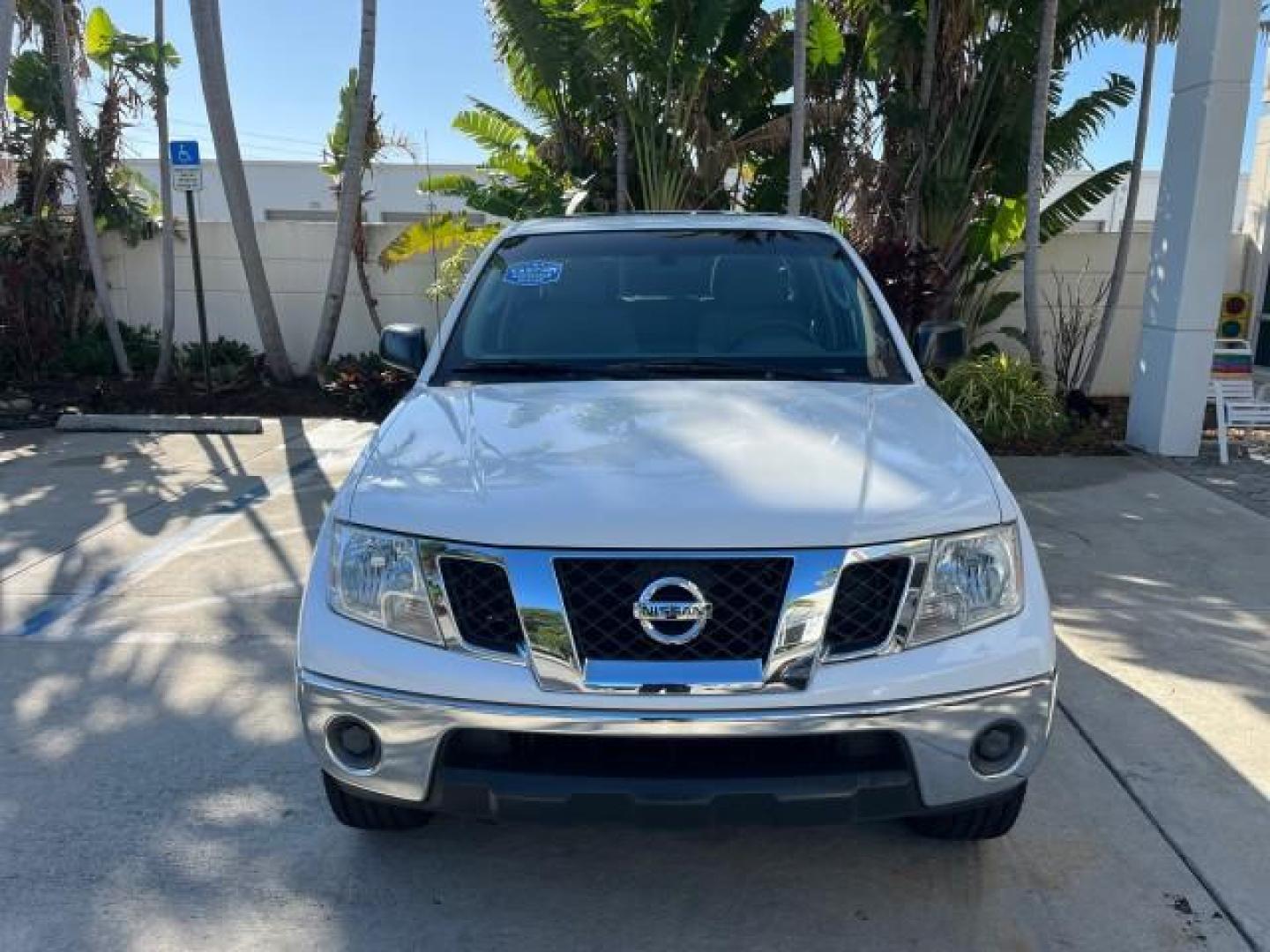 2009 Avalanche White /Graphite Nissan Frontier 4 DR SE LOW MILES 75,093 (1N6AD07U19C) with an 4.0L V6 Cylinder Engine engine, Automatic transmission, located at 4701 North Dixie Hwy, Pompano Beach, FL, 33064, (954) 422-2889, 26.240938, -80.123474 - OUR WEBPAGE FLORIDACARS1.COM HAS OVER 100 PHOTOS AND FREE CARFAX LINK 2009 NISSAN FRONTIER LE ROAD READY 4.0L V6 VIN: 1N6AD07U19C402507 FLORIDA OWNER CREW PICKUP LOW MILES 75,093 4.0L V6 F DOHC 24V POWER SUNROOF GASOLINE 16 SERVICE RECORDS REAR WHEEL DRIVE VERY CLEAN 5.0FT BED LENGHT 4X2 5.0' Bed Le - Photo#2