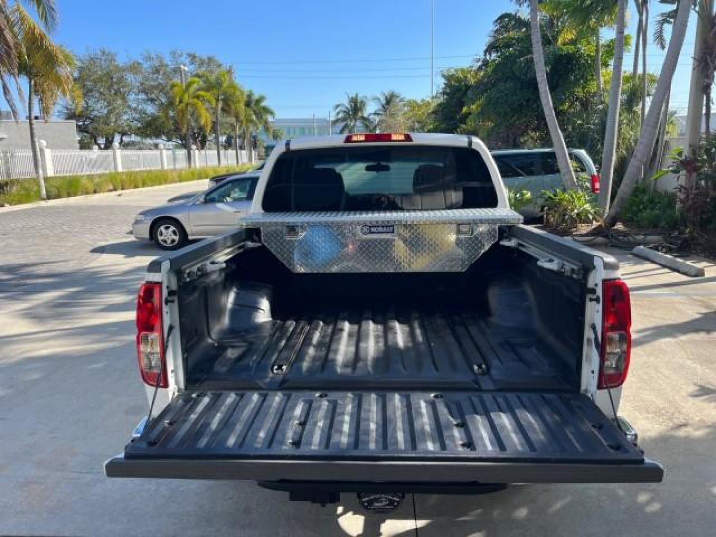 2009 Avalanche White /Graphite Nissan Frontier 4 DR SE LOW MILES 75,093 (1N6AD07U19C) with an 4.0L V6 Cylinder Engine engine, Automatic transmission, located at 4701 North Dixie Hwy, Pompano Beach, FL, 33064, (954) 422-2889, 26.240938, -80.123474 - OUR WEBPAGE FLORIDACARS1.COM HAS OVER 100 PHOTOS AND FREE CARFAX LINK 2009 NISSAN FRONTIER LE ROAD READY 4.0L V6 VIN: 1N6AD07U19C402507 FLORIDA OWNER CREW PICKUP LOW MILES 75,093 4.0L V6 F DOHC 24V POWER SUNROOF GASOLINE 16 SERVICE RECORDS REAR WHEEL DRIVE VERY CLEAN 5.0FT BED LENGHT 4X2 5.0' Bed Le - Photo#68