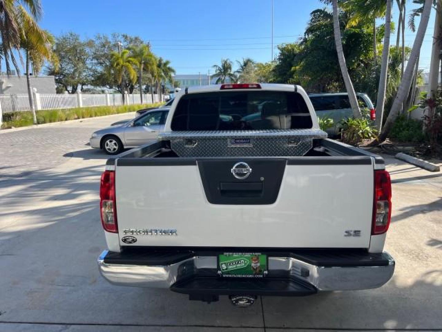 2009 Avalanche White /Graphite Nissan Frontier 4 DR SE LOW MILES 75,093 (1N6AD07U19C) with an 4.0L V6 Cylinder Engine engine, Automatic transmission, located at 4701 North Dixie Hwy, Pompano Beach, FL, 33064, (954) 422-2889, 26.240938, -80.123474 - OUR WEBPAGE FLORIDACARS1.COM HAS OVER 100 PHOTOS AND FREE CARFAX LINK 2009 NISSAN FRONTIER LE ROAD READY 4.0L V6 VIN: 1N6AD07U19C402507 FLORIDA OWNER CREW PICKUP LOW MILES 75,093 4.0L V6 F DOHC 24V POWER SUNROOF GASOLINE 16 SERVICE RECORDS REAR WHEEL DRIVE VERY CLEAN 5.0FT BED LENGHT 4X2 5.0' Bed Le - Photo#6