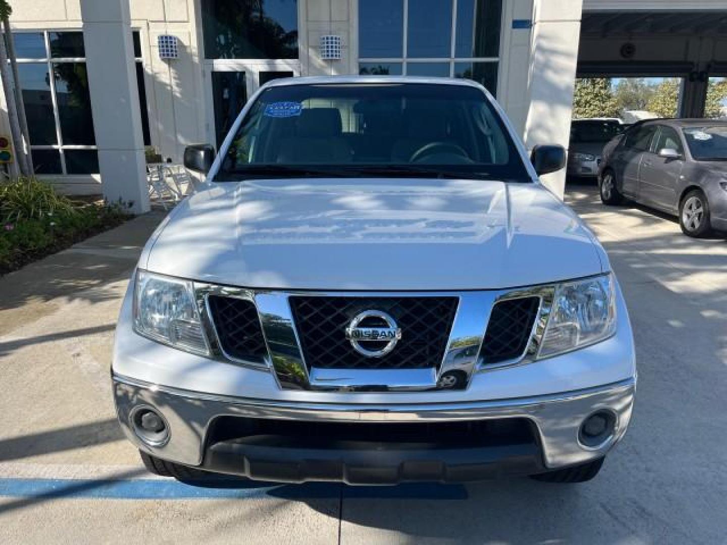 2009 Avalanche White /Graphite Nissan Frontier 4 DR SE LOW MILES 75,093 (1N6AD07U19C) with an 4.0L V6 Cylinder Engine engine, Automatic transmission, located at 4701 North Dixie Hwy, Pompano Beach, FL, 33064, (954) 422-2889, 26.240938, -80.123474 - OUR WEBPAGE FLORIDACARS1.COM HAS OVER 100 PHOTOS AND FREE CARFAX LINK 2009 NISSAN FRONTIER LE ROAD READY 4.0L V6 VIN: 1N6AD07U19C402507 FLORIDA OWNER CREW PICKUP LOW MILES 75,093 4.0L V6 F DOHC 24V POWER SUNROOF GASOLINE 16 SERVICE RECORDS REAR WHEEL DRIVE VERY CLEAN 5.0FT BED LENGHT 4X2 5.0' Bed Le - Photo#81