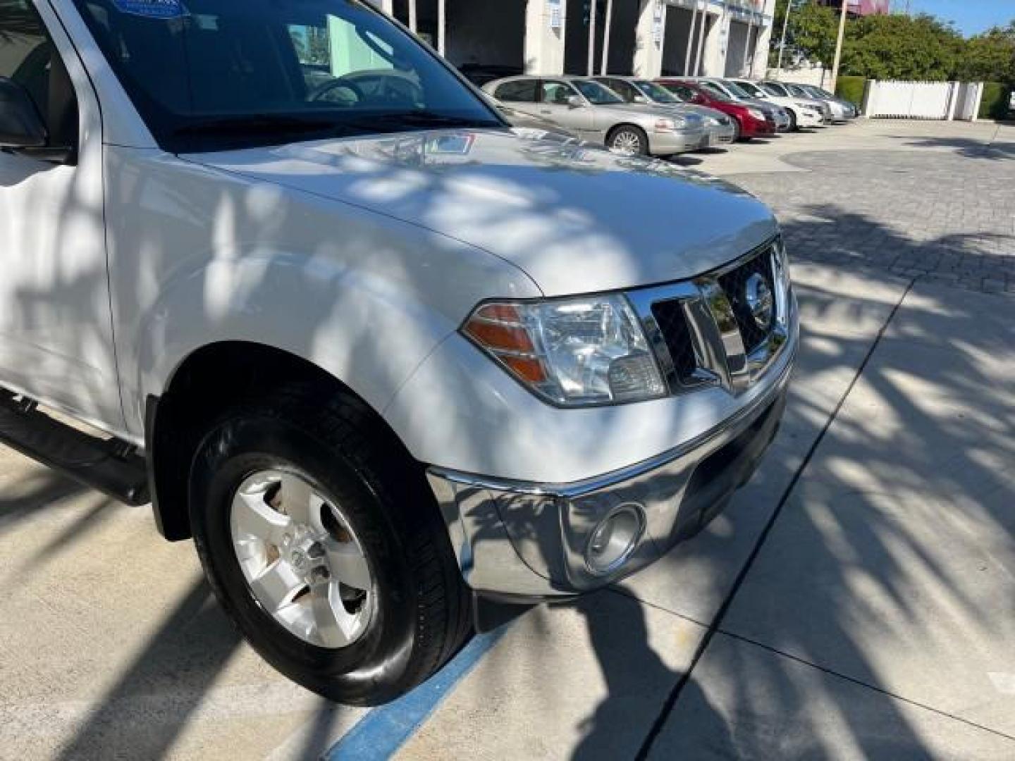 2009 Avalanche White /Graphite Nissan Frontier 4 DR SE LOW MILES 75,093 (1N6AD07U19C) with an 4.0L V6 Cylinder Engine engine, Automatic transmission, located at 4701 North Dixie Hwy, Pompano Beach, FL, 33064, (954) 422-2889, 26.240938, -80.123474 - OUR WEBPAGE FLORIDACARS1.COM HAS OVER 100 PHOTOS AND FREE CARFAX LINK 2009 NISSAN FRONTIER LE ROAD READY 4.0L V6 VIN: 1N6AD07U19C402507 FLORIDA OWNER CREW PICKUP LOW MILES 75,093 4.0L V6 F DOHC 24V POWER SUNROOF GASOLINE 16 SERVICE RECORDS REAR WHEEL DRIVE VERY CLEAN 5.0FT BED LENGHT 4X2 5.0' Bed Le - Photo#90