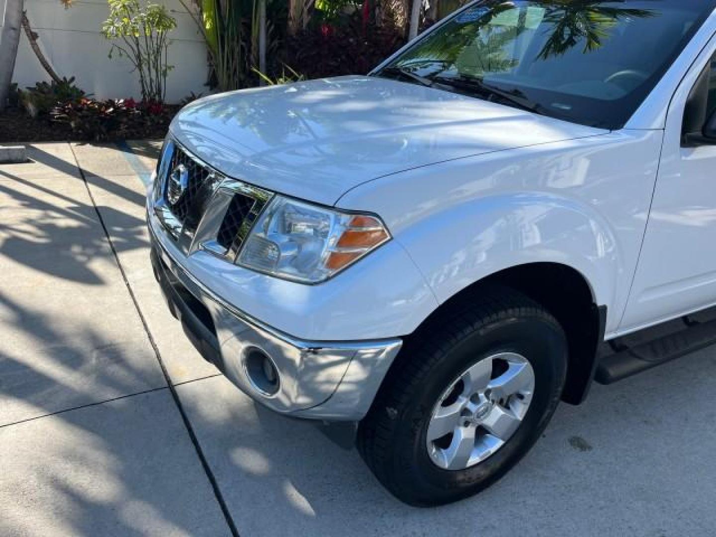 2009 Avalanche White /Graphite Nissan Frontier 4 DR SE LOW MILES 75,093 (1N6AD07U19C) with an 4.0L V6 Cylinder Engine engine, Automatic transmission, located at 4701 North Dixie Hwy, Pompano Beach, FL, 33064, (954) 422-2889, 26.240938, -80.123474 - OUR WEBPAGE FLORIDACARS1.COM HAS OVER 100 PHOTOS AND FREE CARFAX LINK 2009 NISSAN FRONTIER LE ROAD READY 4.0L V6 VIN: 1N6AD07U19C402507 FLORIDA OWNER CREW PICKUP LOW MILES 75,093 4.0L V6 F DOHC 24V POWER SUNROOF GASOLINE 16 SERVICE RECORDS REAR WHEEL DRIVE VERY CLEAN 5.0FT BED LENGHT 4X2 5.0' Bed Le - Photo#91