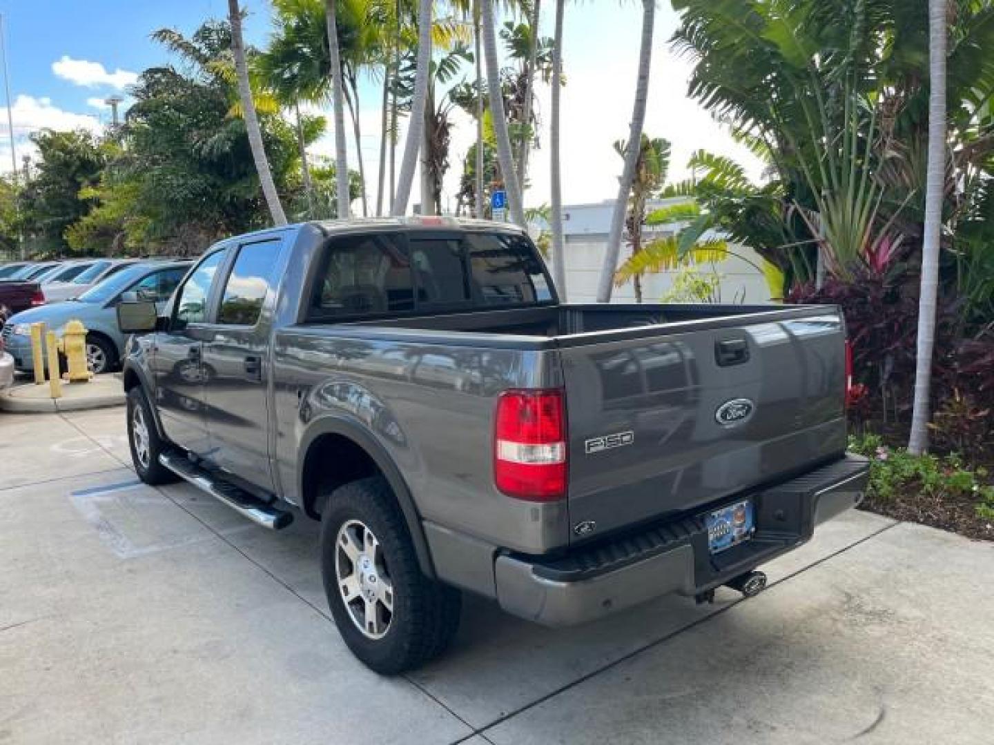 2005 Dark Shadow Grey Metallic /Black Ford F-150 1 FL FX4 4X4 LOW MILES 80,488 (1FTPW14535K) with an 5.4L 3v EFI V8 Engine engine, Automatic transmission, located at 4701 North Dixie Hwy, Pompano Beach, FL, 33064, (954) 422-2889, 26.240938, -80.123474 - OUR WEBPAGE FLORIDACARS1.COM HAS OVER 100 PHOTOS AND FREE CARFAX LINK 2005 FORD F-150 XLT ROAD READY 5.4L V8 VIN: 1FTPW14535KE86307 FX4 NO ACCIDENTS 4X4 CREW PICKUP BLUETOOTH NAVI NO RECALLS 1 OWNER FL 5.4L V8 F SOHC POWER SUNROOF 5,6FT BED LENGTH GASOLINE POWER LEATHER SEATS LOW MILES 80,488 REAR W - Photo#99