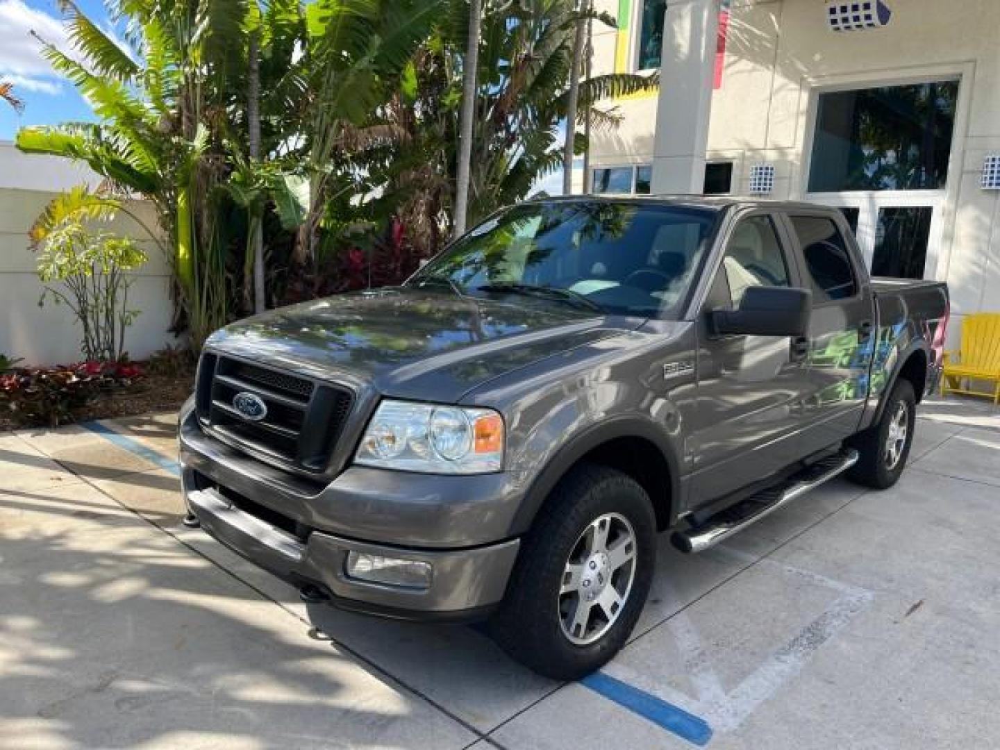 2005 Dark Shadow Grey Metallic /Black Ford F-150 1 FL FX4 4X4 LOW MILES 80,488 (1FTPW14535K) with an 5.4L 3v EFI V8 Engine engine, Automatic transmission, located at 4701 North Dixie Hwy, Pompano Beach, FL, 33064, (954) 422-2889, 26.240938, -80.123474 - OUR WEBPAGE FLORIDACARS1.COM HAS OVER 100 PHOTOS AND FREE CARFAX LINK 2005 FORD F-150 XLT ROAD READY 5.4L V8 VIN: 1FTPW14535KE86307 FX4 NO ACCIDENTS 4X4 CREW PICKUP BLUETOOTH NAVI NO RECALLS 1 OWNER FL 5.4L V8 F SOHC POWER SUNROOF 5,6FT BED LENGTH GASOLINE POWER LEATHER SEATS LOW MILES 80,488 REAR W - Photo#66