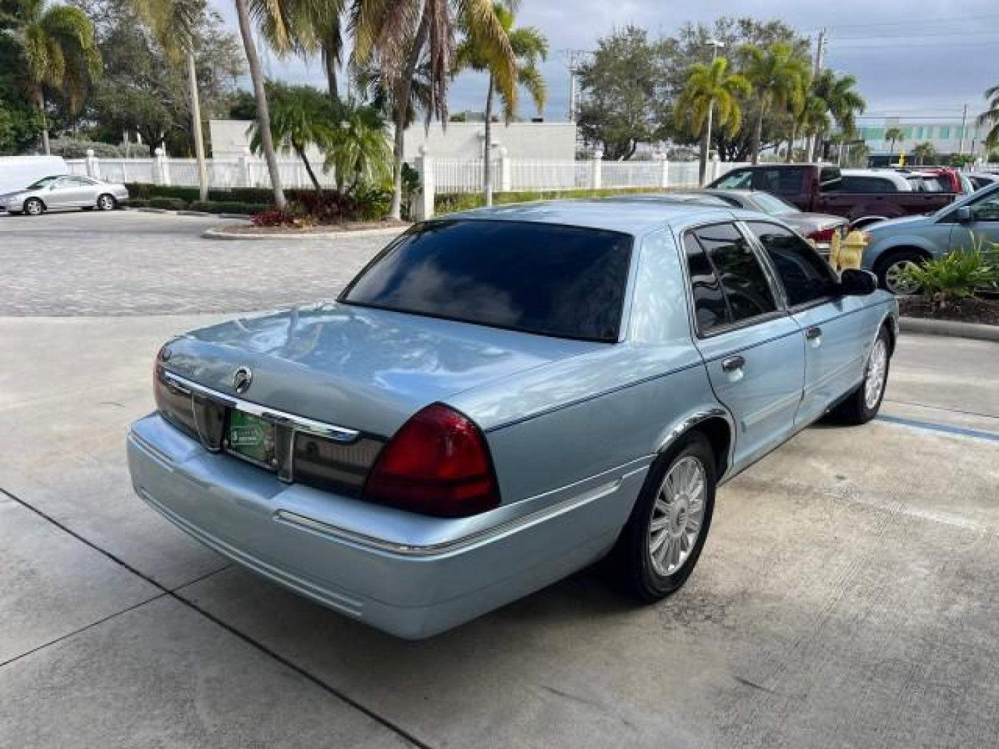 2009 Norsea Blue Metallic /Medium light stone Mercury Grand Marquis ULTIMATE LS LOW MILES 46,388 (2MEHM75V09X) with an 4.6L OHC SEFI FFV V8 Engine engine, Automatic transmission, located at 4701 North Dixie Hwy, Pompano Beach, FL, 33064, (954) 422-2889, 26.240938, -80.123474 - OUR WEBPAGE FLORIDACARS1.COM HAS OVER 100 PHOTOS AND FREE CARFAX LINK 2009 MERCURY GRAND MARQUIS LS ULTIMATE ROAD READY 4.6L V8 VIN: 2MEHM75V09X627301 NO ACCIDENTS SEDAN 4 DR NO RECALLS 4.6L V8 F SOHC 16V FLORIDA OWNER FLEX FUEL POWER LEATHER SEATS REAR WHEEL DRIVE LOW MILES 46,388 Adaptive Headligh - Photo#99