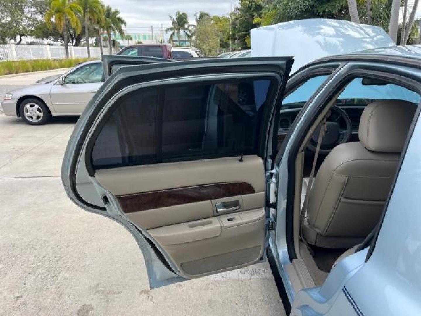 2009 Norsea Blue Metallic /Medium light stone Mercury Grand Marquis ULTIMATE LS LOW MILES 46,388 (2MEHM75V09X) with an 4.6L OHC SEFI FFV V8 Engine engine, Automatic transmission, located at 4701 North Dixie Hwy, Pompano Beach, FL, 33064, (954) 422-2889, 26.240938, -80.123474 - OUR WEBPAGE FLORIDACARS1.COM HAS OVER 100 PHOTOS AND FREE CARFAX LINK 2009 MERCURY GRAND MARQUIS LS ULTIMATE ROAD READY 4.6L V8 VIN: 2MEHM75V09X627301 NO ACCIDENTS SEDAN 4 DR NO RECALLS 4.6L V8 F SOHC 16V FLORIDA OWNER FLEX FUEL POWER LEATHER SEATS REAR WHEEL DRIVE LOW MILES 46,388 Adaptive Headligh - Photo#13