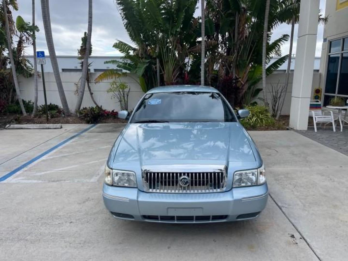 2009 Norsea Blue Metallic /Medium light stone Mercury Grand Marquis ULTIMATE LS LOW MILES 46,388 (2MEHM75V09X) with an 4.6L OHC SEFI FFV V8 Engine engine, Automatic transmission, located at 4701 North Dixie Hwy, Pompano Beach, FL, 33064, (954) 422-2889, 26.240938, -80.123474 - OUR WEBPAGE FLORIDACARS1.COM HAS OVER 100 PHOTOS AND FREE CARFAX LINK 2009 MERCURY GRAND MARQUIS LS ULTIMATE ROAD READY 4.6L V8 VIN: 2MEHM75V09X627301 NO ACCIDENTS SEDAN 4 DR NO RECALLS 4.6L V8 F SOHC 16V FLORIDA OWNER FLEX FUEL POWER LEATHER SEATS REAR WHEEL DRIVE LOW MILES 46,388 Adaptive Headligh - Photo#2