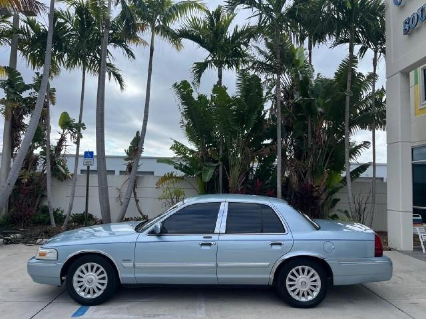 2009 Norsea Blue Metallic /Medium light stone Mercury Grand Marquis ULTIMATE LS LOW MILES 46,388 (2MEHM75V09X) with an 4.6L OHC SEFI FFV V8 Engine engine, Automatic transmission, located at 4701 North Dixie Hwy, Pompano Beach, FL, 33064, (954) 422-2889, 26.240938, -80.123474 - OUR WEBPAGE FLORIDACARS1.COM HAS OVER 100 PHOTOS AND FREE CARFAX LINK 2009 MERCURY GRAND MARQUIS LS ULTIMATE ROAD READY 4.6L V8 VIN: 2MEHM75V09X627301 NO ACCIDENTS SEDAN 4 DR NO RECALLS 4.6L V8 F SOHC 16V FLORIDA OWNER FLEX FUEL POWER LEATHER SEATS REAR WHEEL DRIVE LOW MILES 46,388 Adaptive Headligh - Photo#4