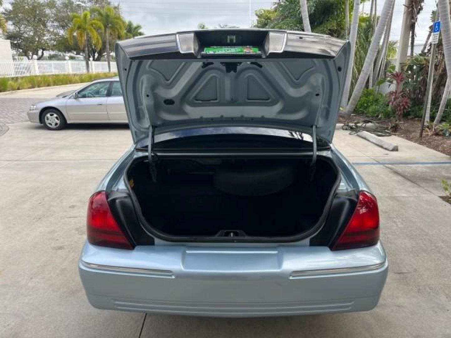 2009 Norsea Blue Metallic /Medium light stone Mercury Grand Marquis ULTIMATE LS LOW MILES 46,388 (2MEHM75V09X) with an 4.6L OHC SEFI FFV V8 Engine engine, Automatic transmission, located at 4701 North Dixie Hwy, Pompano Beach, FL, 33064, (954) 422-2889, 26.240938, -80.123474 - OUR WEBPAGE FLORIDACARS1.COM HAS OVER 100 PHOTOS AND FREE CARFAX LINK 2009 MERCURY GRAND MARQUIS LS ULTIMATE ROAD READY 4.6L V8 VIN: 2MEHM75V09X627301 NO ACCIDENTS SEDAN 4 DR NO RECALLS 4.6L V8 F SOHC 16V FLORIDA OWNER FLEX FUEL POWER LEATHER SEATS REAR WHEEL DRIVE LOW MILES 46,388 Adaptive Headligh - Photo#54