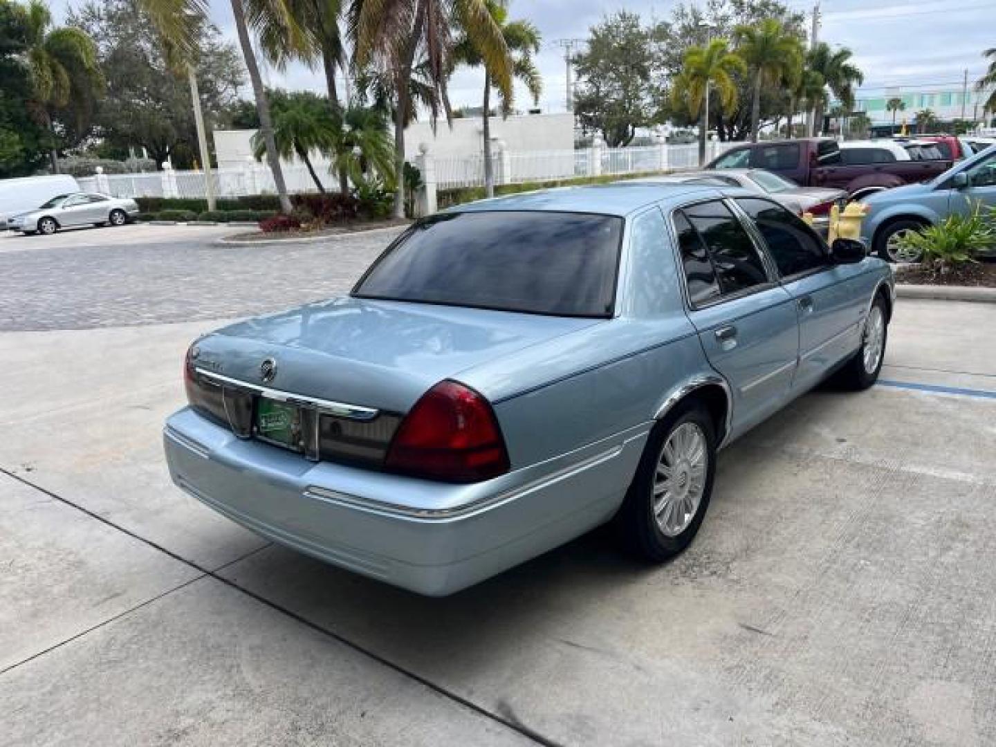 2009 Norsea Blue Metallic /Medium light stone Mercury Grand Marquis ULTIMATE LS LOW MILES 46,388 (2MEHM75V09X) with an 4.6L OHC SEFI FFV V8 Engine engine, Automatic transmission, located at 4701 North Dixie Hwy, Pompano Beach, FL, 33064, (954) 422-2889, 26.240938, -80.123474 - OUR WEBPAGE FLORIDACARS1.COM HAS OVER 100 PHOTOS AND FREE CARFAX LINK 2009 MERCURY GRAND MARQUIS LS ULTIMATE ROAD READY 4.6L V8 VIN: 2MEHM75V09X627301 NO ACCIDENTS SEDAN 4 DR NO RECALLS 4.6L V8 F SOHC 16V FLORIDA OWNER FLEX FUEL POWER LEATHER SEATS REAR WHEEL DRIVE LOW MILES 46,388 Adaptive Headligh - Photo#7