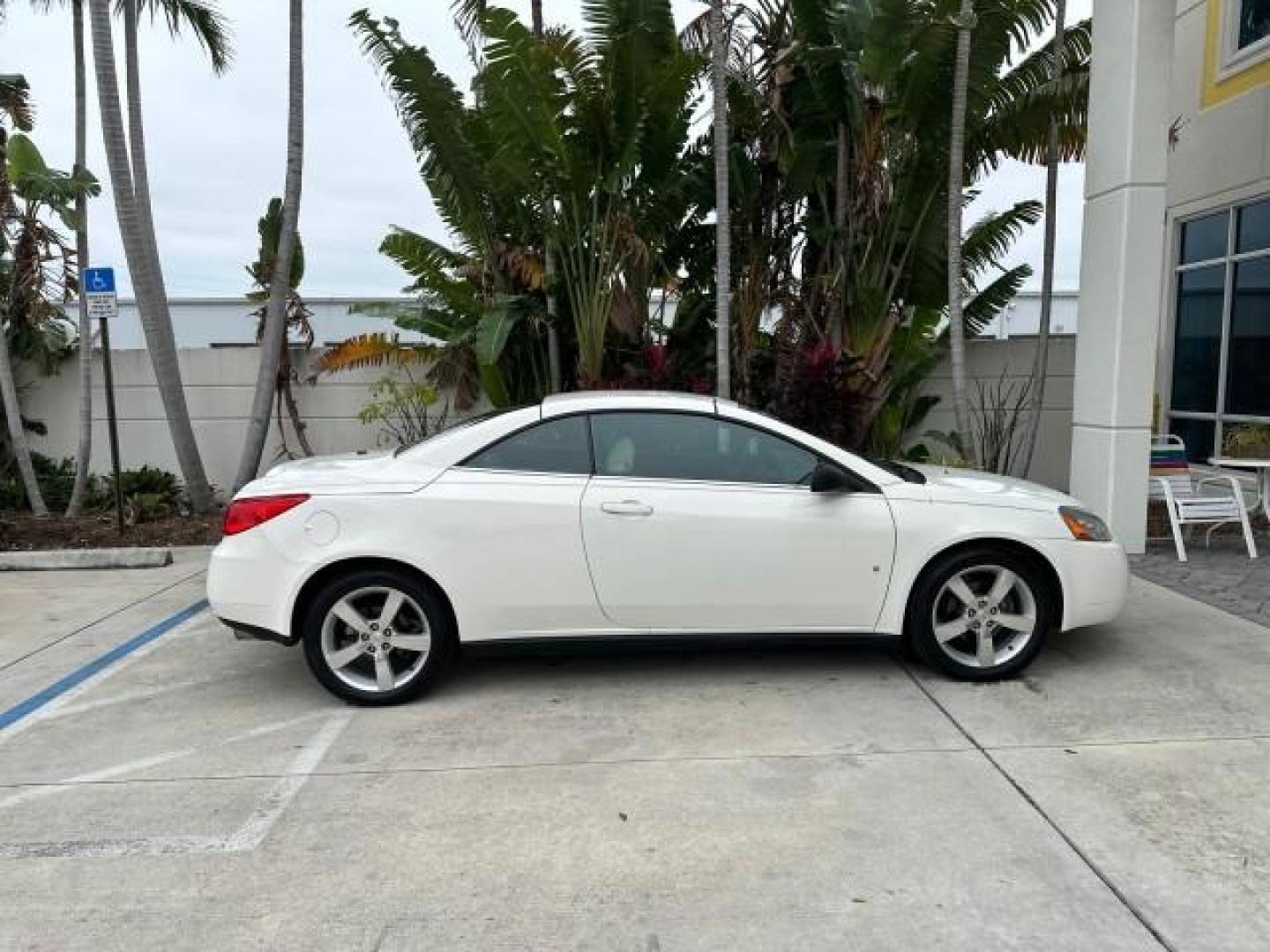 2007 Ivory White /Light Taupe Pontiac G6 GT CONV LOW MILES 54,300 (1G2ZH361274) with an 3.9L V6 SFI Engine engine, Automatic transmission, located at 4701 North Dixie Hwy, Pompano Beach, FL, 33064, (954) 422-2889, 26.240938, -80.123474 - OUR WEBPAGE FLORIDACARS1.COM HAS OVER 100 PHOTOS AND FREE CARFAX LINK 2007 PONTIAC G6 GT VIN: 1G2ZH361274262062 CONVERTIBLE 3.9L V6 F GASOLINE FRONT WHEEL DRIVE Alloy Wheels Monsoon Sound Front Seat Heaters Premium Package Hard Top Remote Start Leather Seats Satellite Radio Ready THIS IS ONE OF THE - Photo#8