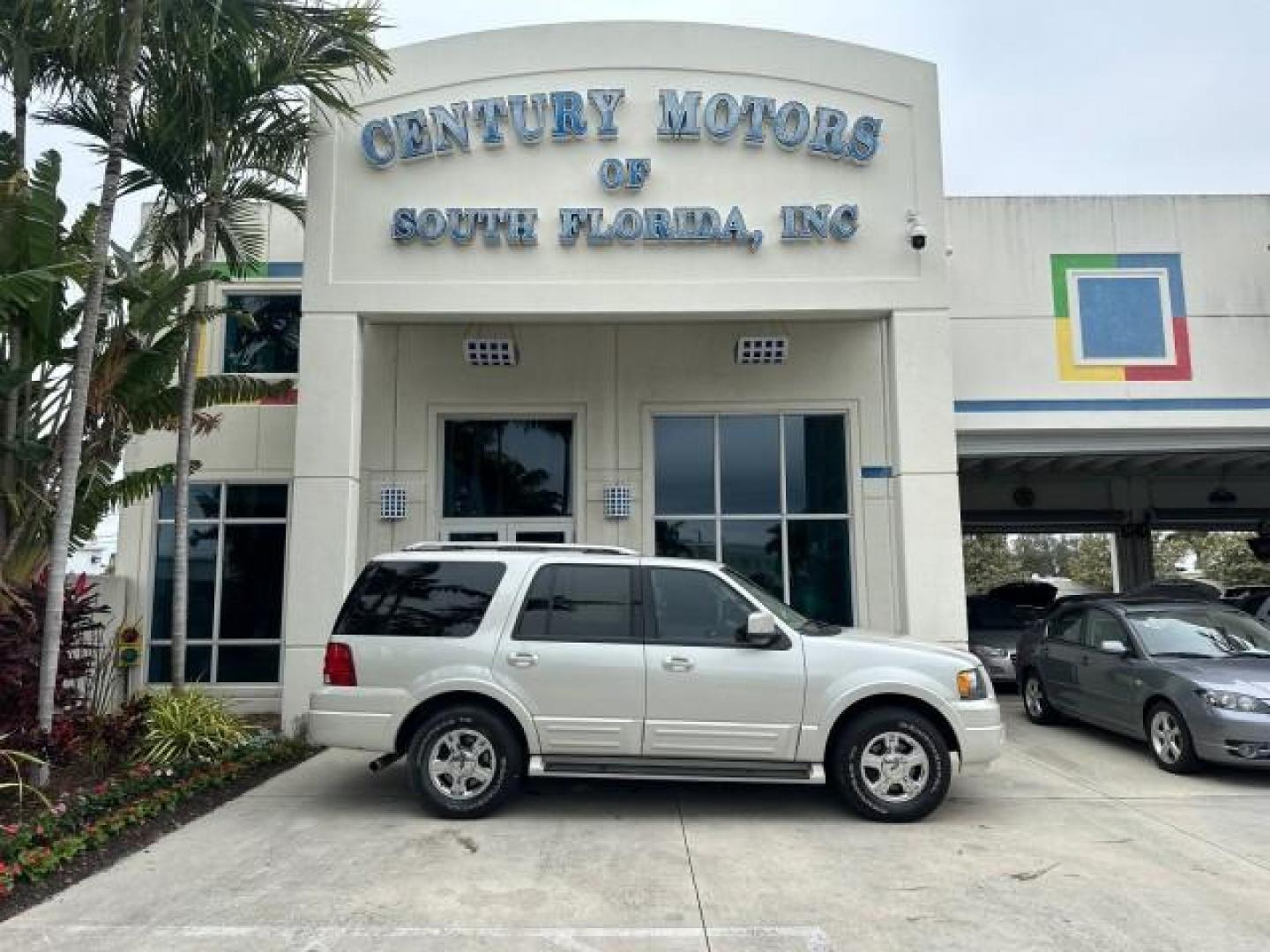 2005 Cashmere Tri-Coat Metallic /Medium Parchment Ford Expedition Limited 1 OWNER LOW MILES 66,181 (1FMFU19545L) with an 5.4L SOHC SEFI 24-Valve V8 Engine engine, Automatic transmission, located at 4701 North Dixie Hwy, Pompano Beach, FL, 33064, (954) 422-2889, 26.240938, -80.123474 - OUR WEBPAGE FLORIDACARS1.COM HAS OVER 100 PHOTOS AND FREE CARFAX LINK 2005 FORD EXPEDITION LIMITED $ 46,210 NEW VIN: 1FMFU19545LB03653 1 F M F U 1 9 5 4 5 L B 0 3 6 5 3 4 DOOR WAGON/SPORT UTILITY 5.4L V8 F SOHC GASOLINE REAR WHEEL DRIVE Top Features A/C Seat(s) Rear Air Conditioning Alloy Wheels Rea - Photo#0