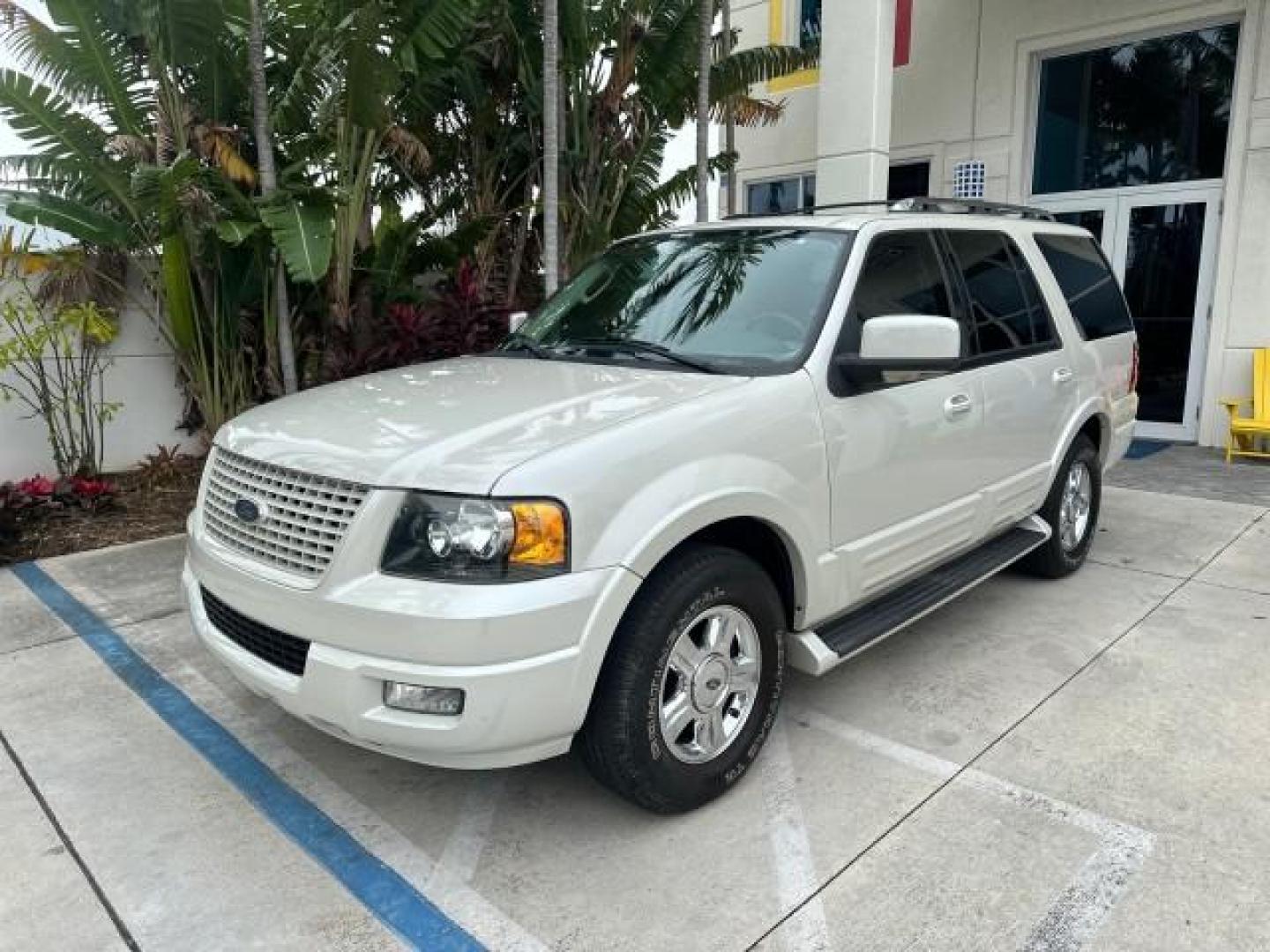 2005 Cashmere Tri-Coat Metallic /Medium Parchment Ford Expedition Limited 1 OWNER LOW MILES 66,181 (1FMFU19545L) with an 5.4L SOHC SEFI 24-Valve V8 Engine engine, Automatic transmission, located at 4701 North Dixie Hwy, Pompano Beach, FL, 33064, (954) 422-2889, 26.240938, -80.123474 - OUR WEBPAGE FLORIDACARS1.COM HAS OVER 100 PHOTOS AND FREE CARFAX LINK 2005 FORD EXPEDITION LIMITED $ 46,210 NEW VIN: 1FMFU19545LB03653 1 F M F U 1 9 5 4 5 L B 0 3 6 5 3 4 DOOR WAGON/SPORT UTILITY 5.4L V8 F SOHC GASOLINE REAR WHEEL DRIVE Top Features A/C Seat(s) Rear Air Conditioning Alloy Wheels Rea - Photo#2