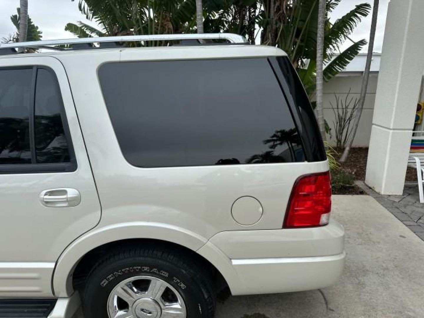 2005 Cashmere Tri-Coat Metallic /Medium Parchment Ford Expedition Limited 1 OWNER LOW MILES 66,181 (1FMFU19545L) with an 5.4L SOHC SEFI 24-Valve V8 Engine engine, Automatic transmission, located at 4701 North Dixie Hwy, Pompano Beach, FL, 33064, (954) 422-2889, 26.240938, -80.123474 - OUR WEBPAGE FLORIDACARS1.COM HAS OVER 100 PHOTOS AND FREE CARFAX LINK 2005 FORD EXPEDITION LIMITED $ 46,210 NEW VIN: 1FMFU19545LB03653 1 F M F U 1 9 5 4 5 L B 0 3 6 5 3 4 DOOR WAGON/SPORT UTILITY 5.4L V8 F SOHC GASOLINE REAR WHEEL DRIVE Top Features A/C Seat(s) Rear Air Conditioning Alloy Wheels Rea - Photo#40